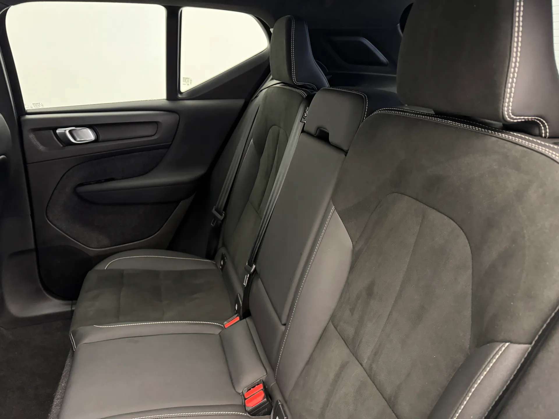 2025 VOLVO XC40 2025 VOLVO XC40