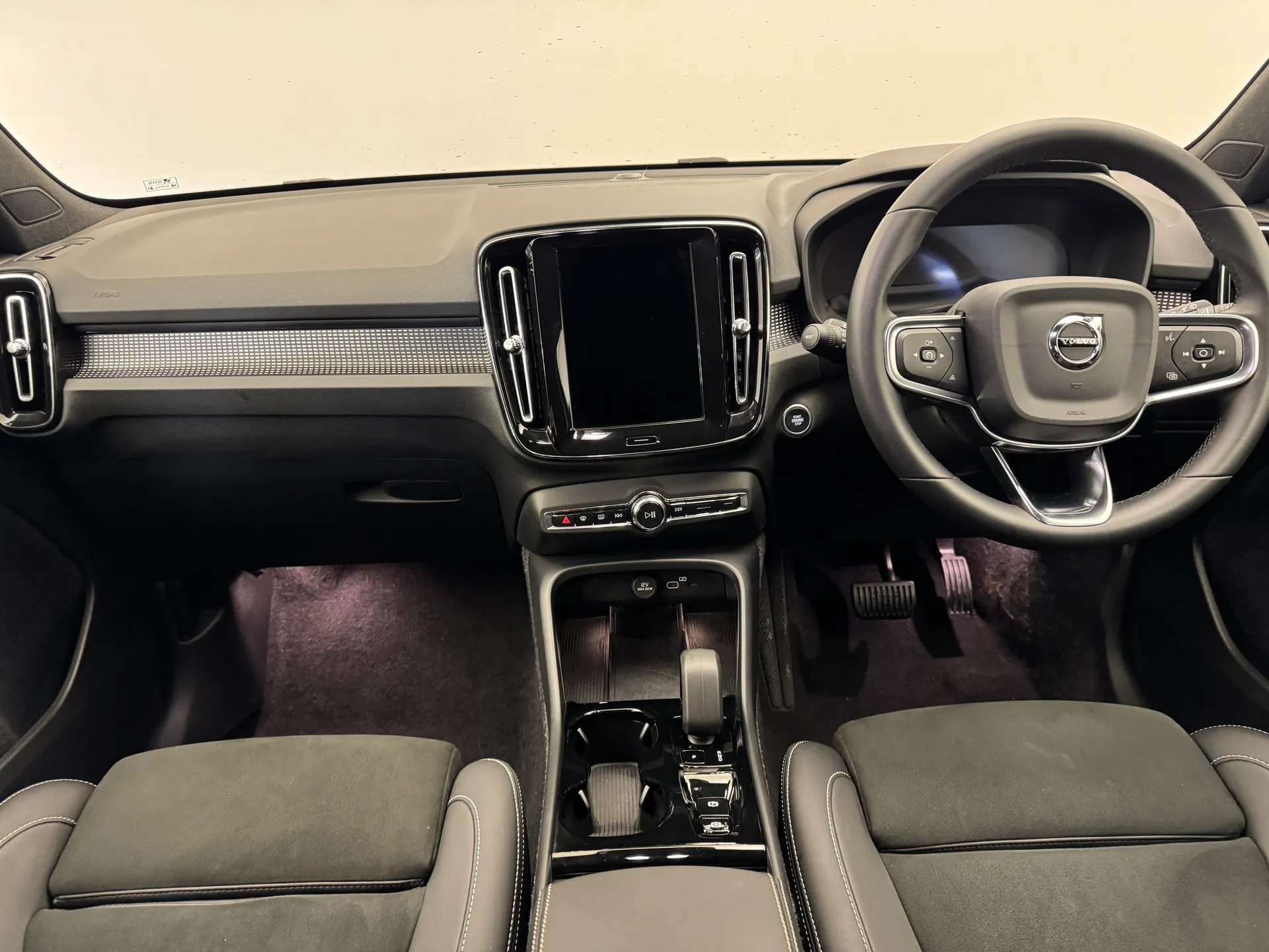 2025 VOLVO XC40 2025 VOLVO XC40