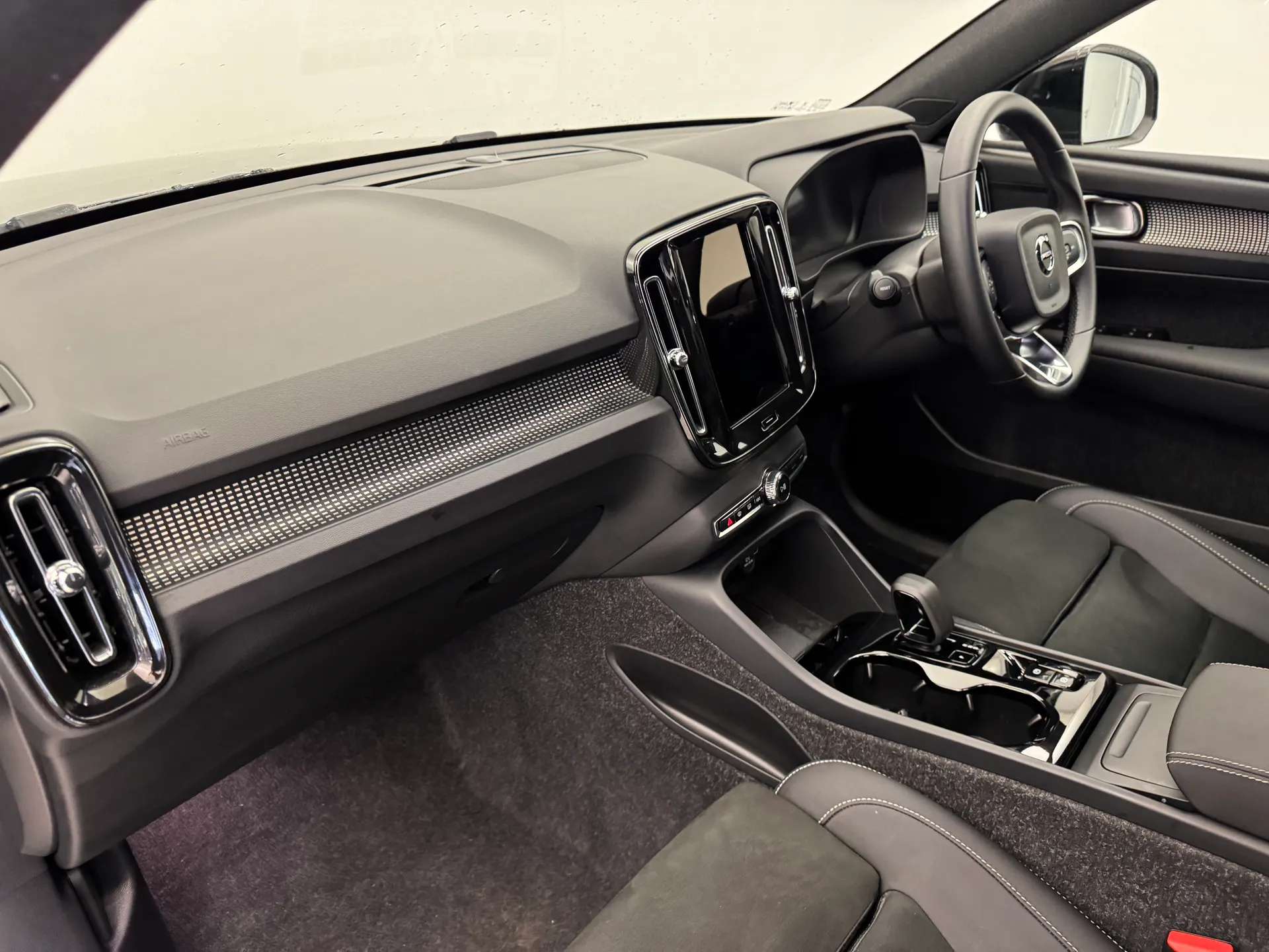 2025 VOLVO XC40 2025 VOLVO XC40