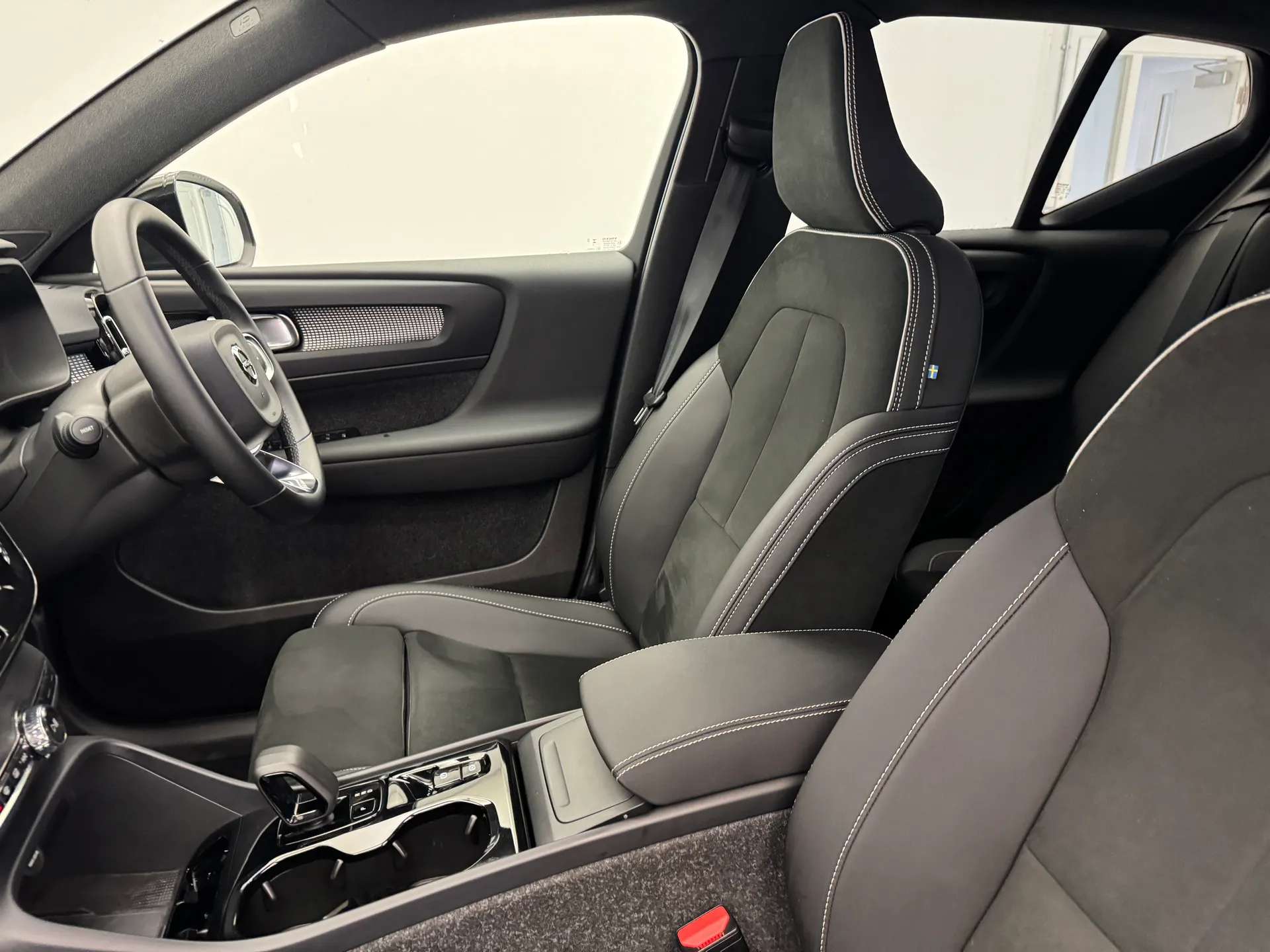 2025 VOLVO XC40 2025 VOLVO XC40