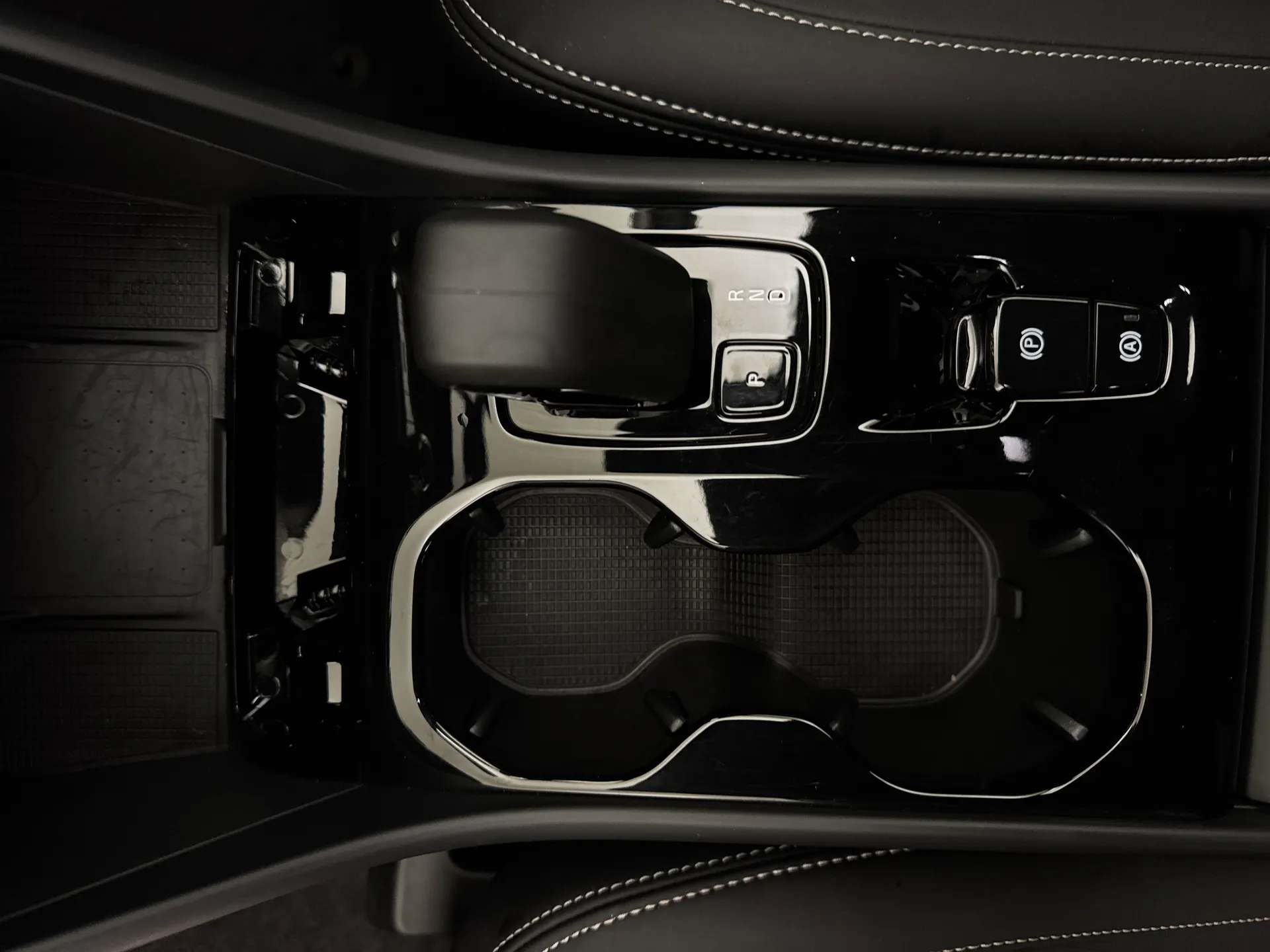 2025 VOLVO XC40 2025 VOLVO XC40