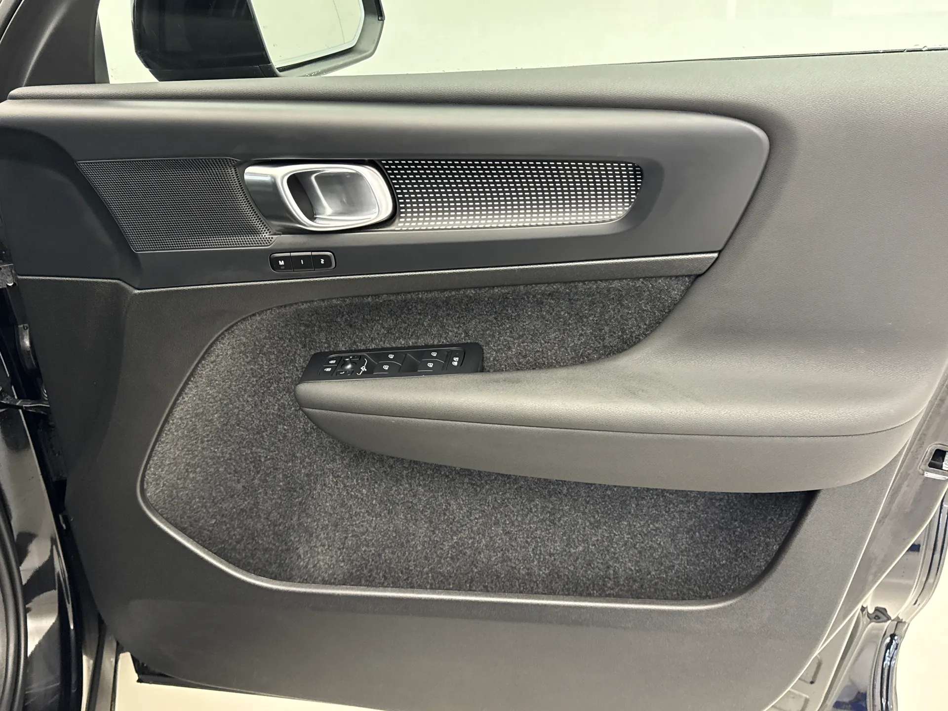 2025 VOLVO XC40 2025 VOLVO XC40