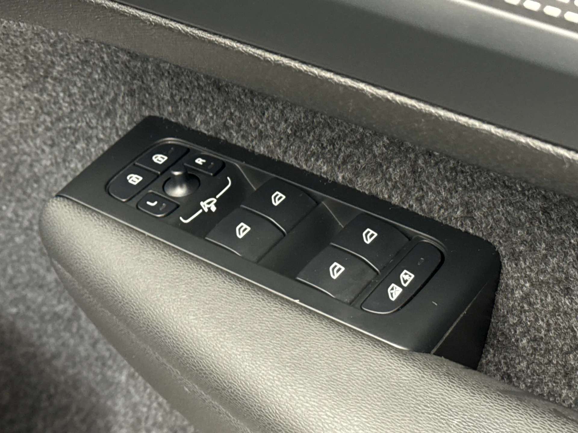 2025 VOLVO XC40 2025 VOLVO XC40