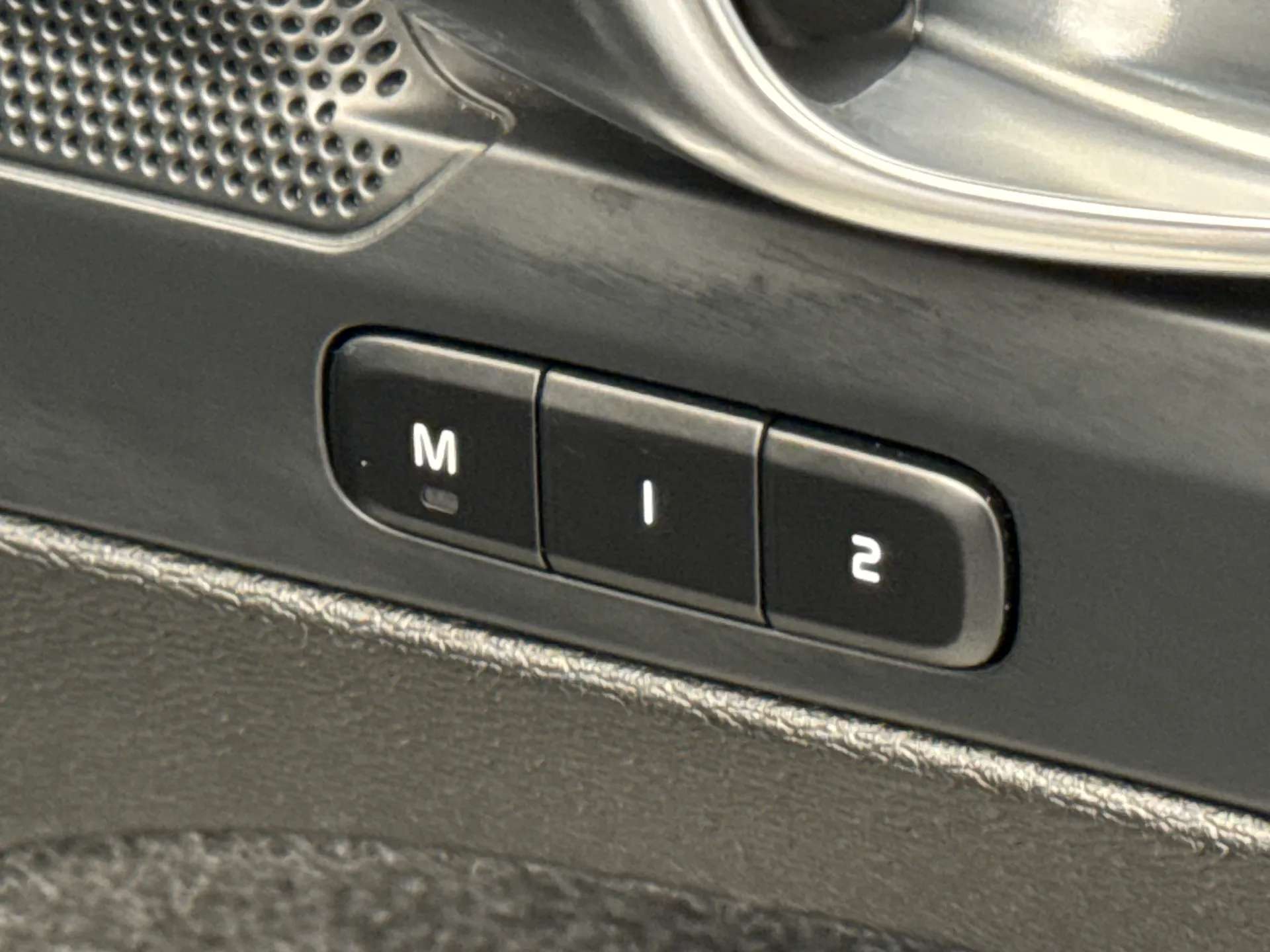 2025 VOLVO XC40 2025 VOLVO XC40