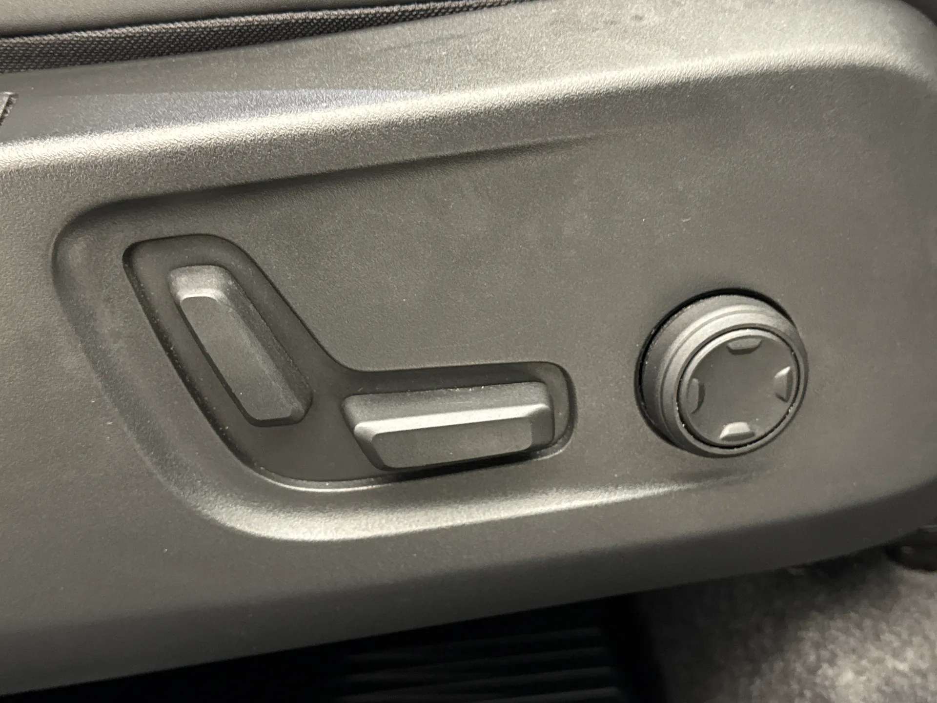 2025 VOLVO XC40 2025 VOLVO XC40