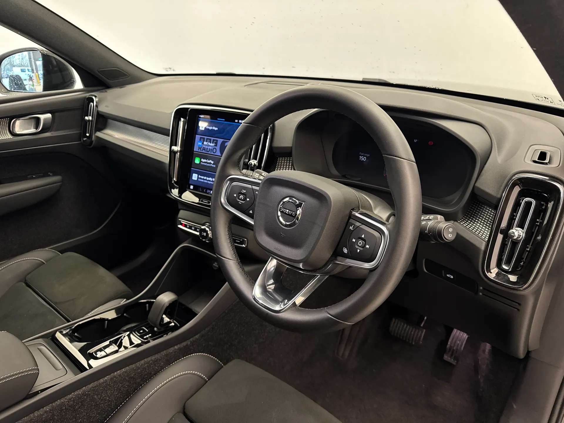 2025 VOLVO XC40 2025 VOLVO XC40