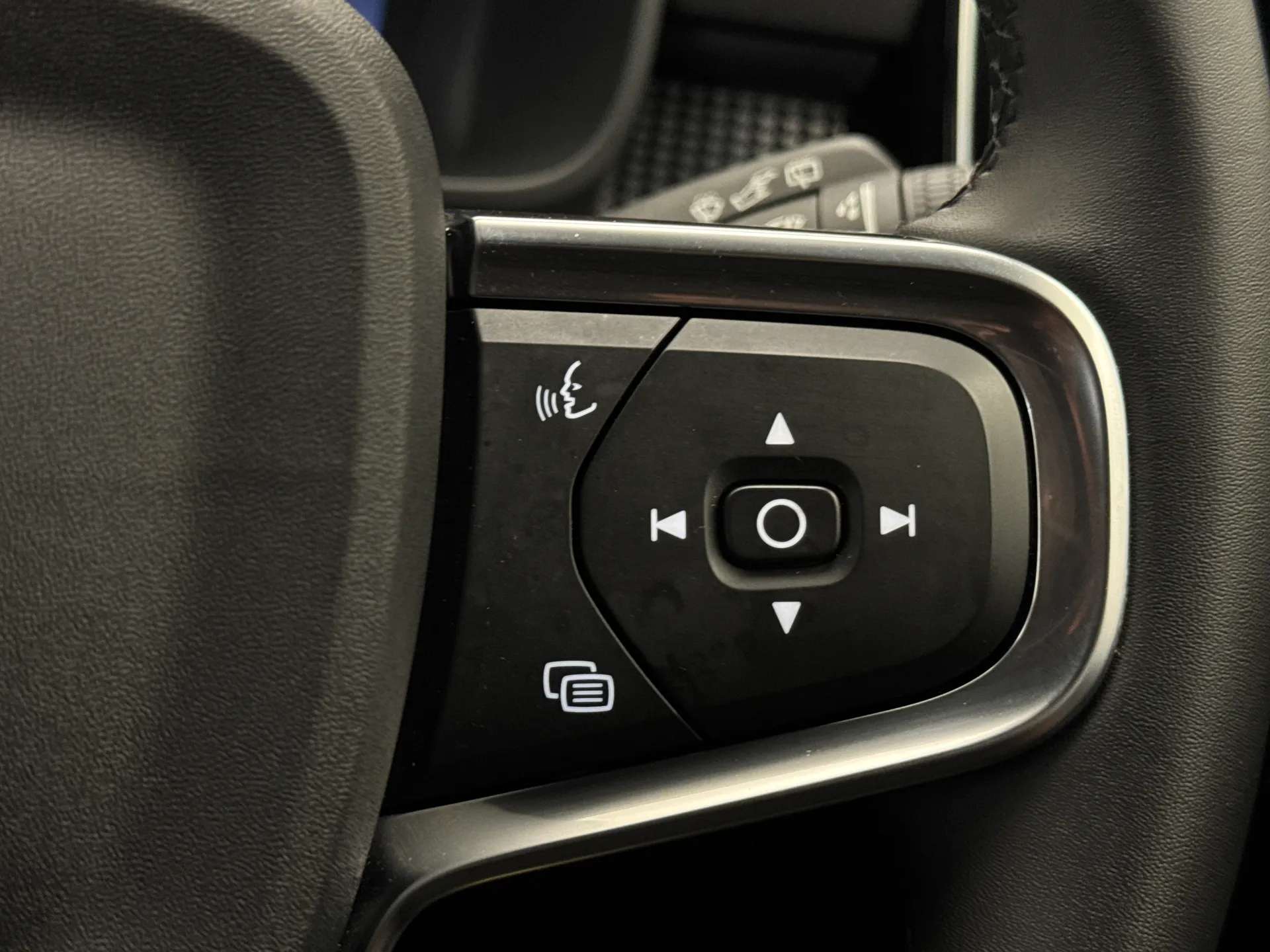 2025 VOLVO XC40 2025 VOLVO XC40