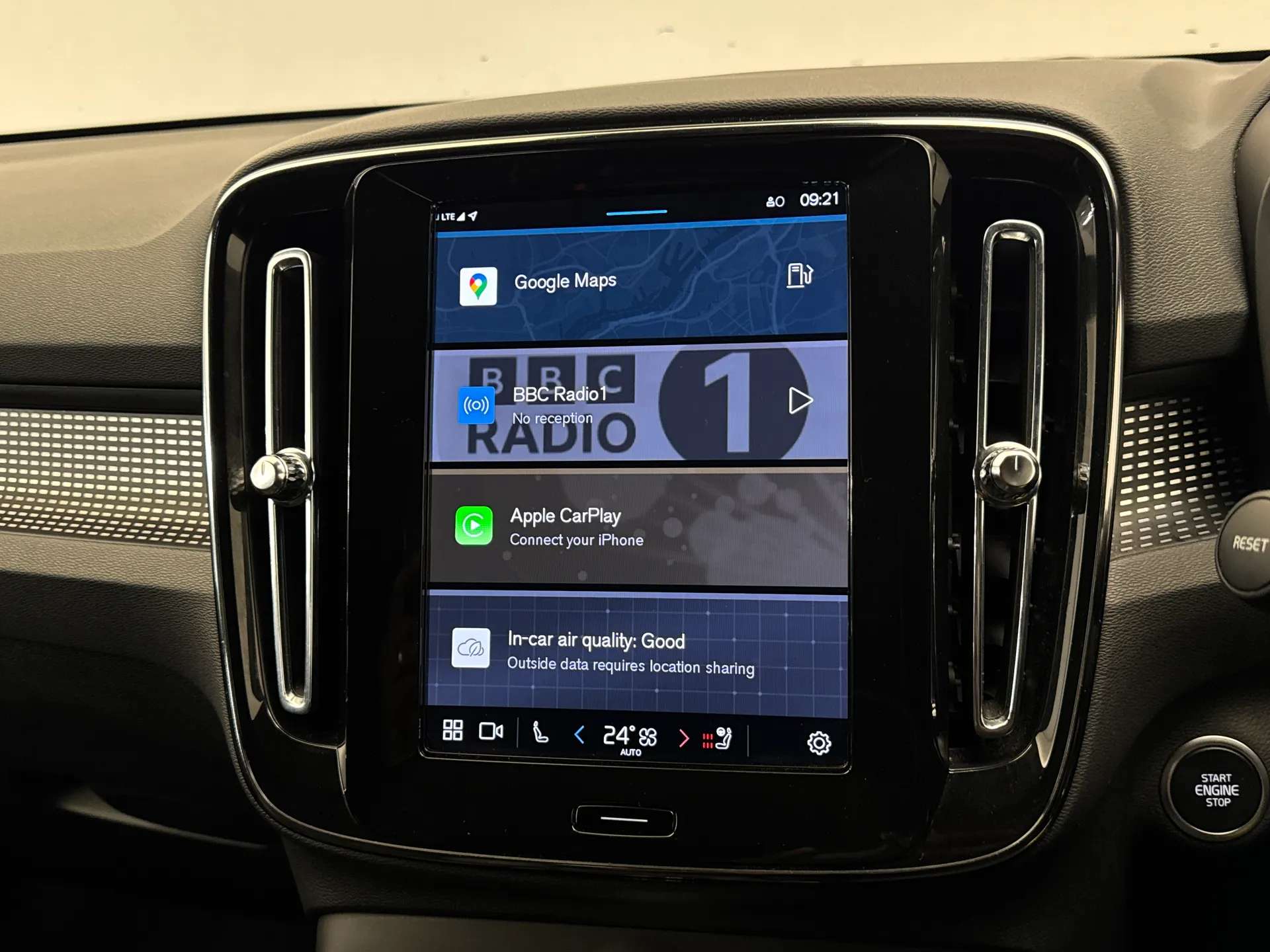 2025 VOLVO XC40 2025 VOLVO XC40