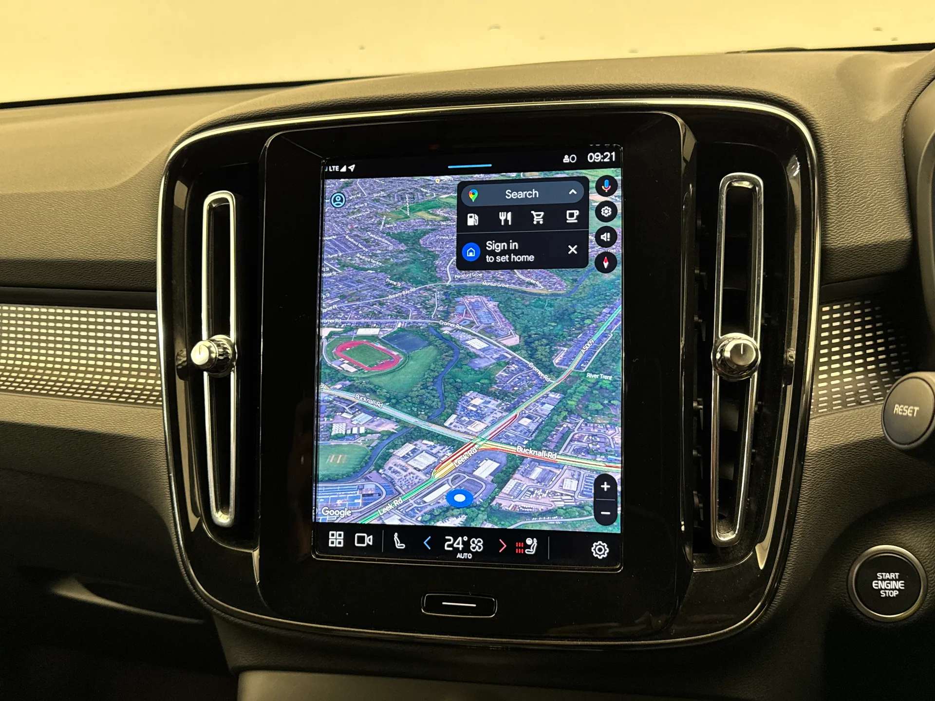 2025 VOLVO XC40 2025 VOLVO XC40