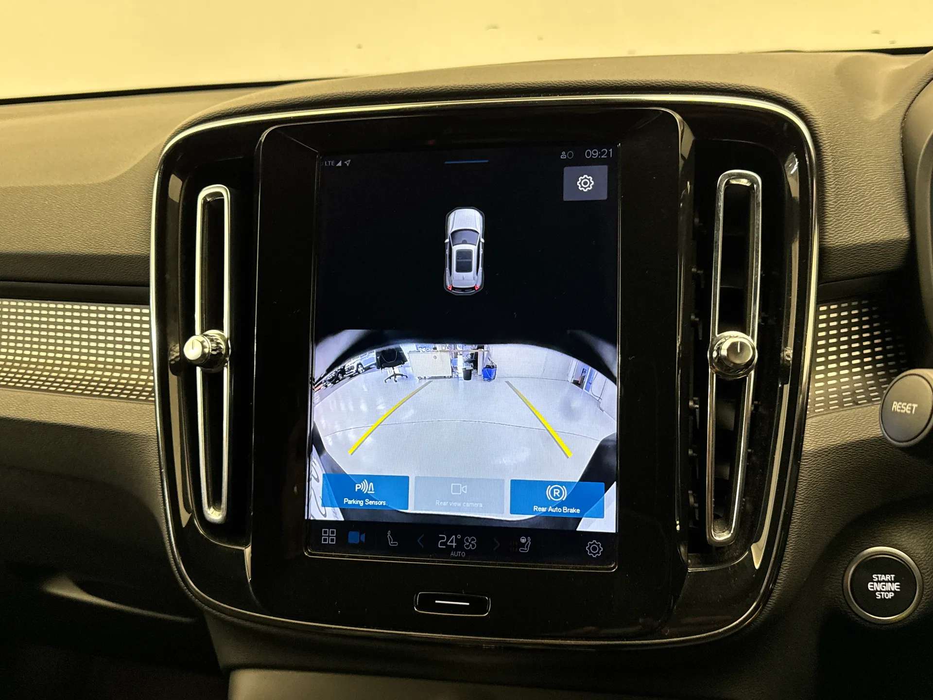 2025 VOLVO XC40 2025 VOLVO XC40