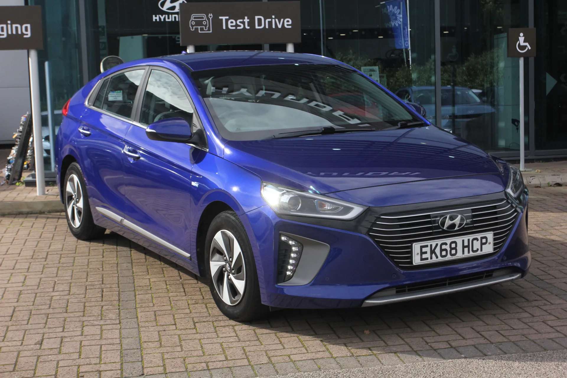 A 2018 HYUNDAI IONIQ 1.6 GDi Hybrid Premium SE 5dr DCT ZERO DEPOSIT FINANCE AVAILABLE A 2018 HYUNDAI IONIQ 1.6 GDi Hybrid Premium SE 5dr DCT ZERO DEPOSIT FINANCE AVAILABLE