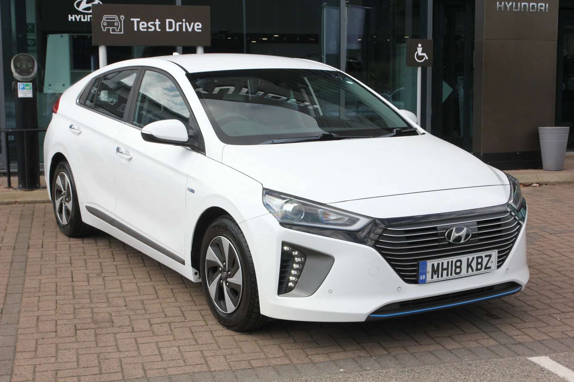 A 2018 HYUNDAI IONIQ 1.6 GDi Hybrid Premium SE 5dr DCT A 2018 HYUNDAI IONIQ 1.6 GDi Hybrid Premium SE 5dr DCT