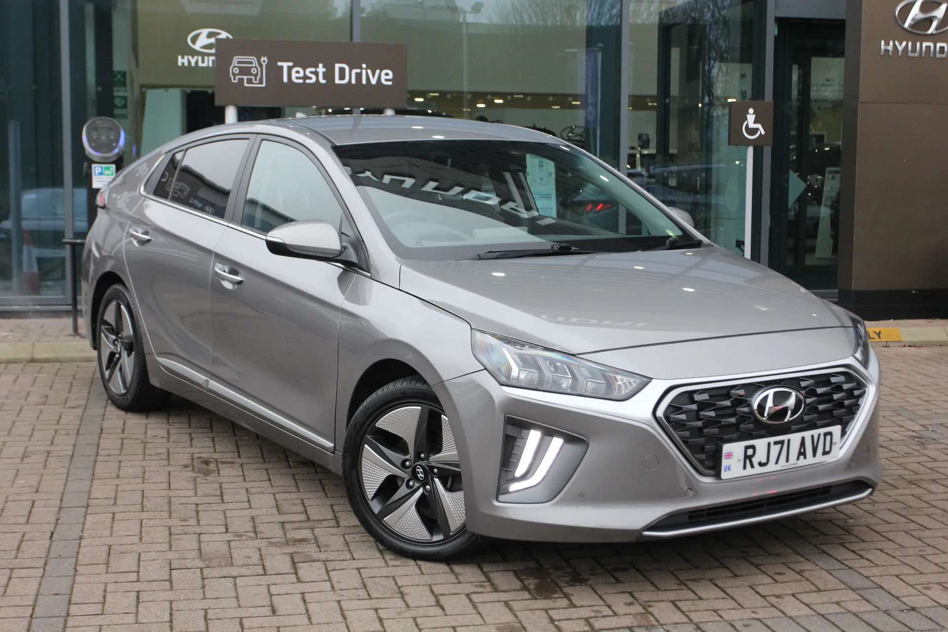 A 2021 HYUNDAI IONIQ 1.6 GDi Hybrid Premium SE 5dr DCT ZERO DEPOSIT FINANCE AVAILABLE A 2021 HYUNDAI IONIQ 1.6 GDi Hybrid Premium SE 5dr DCT ZERO DEPOSIT FINANCE AVAILABLE