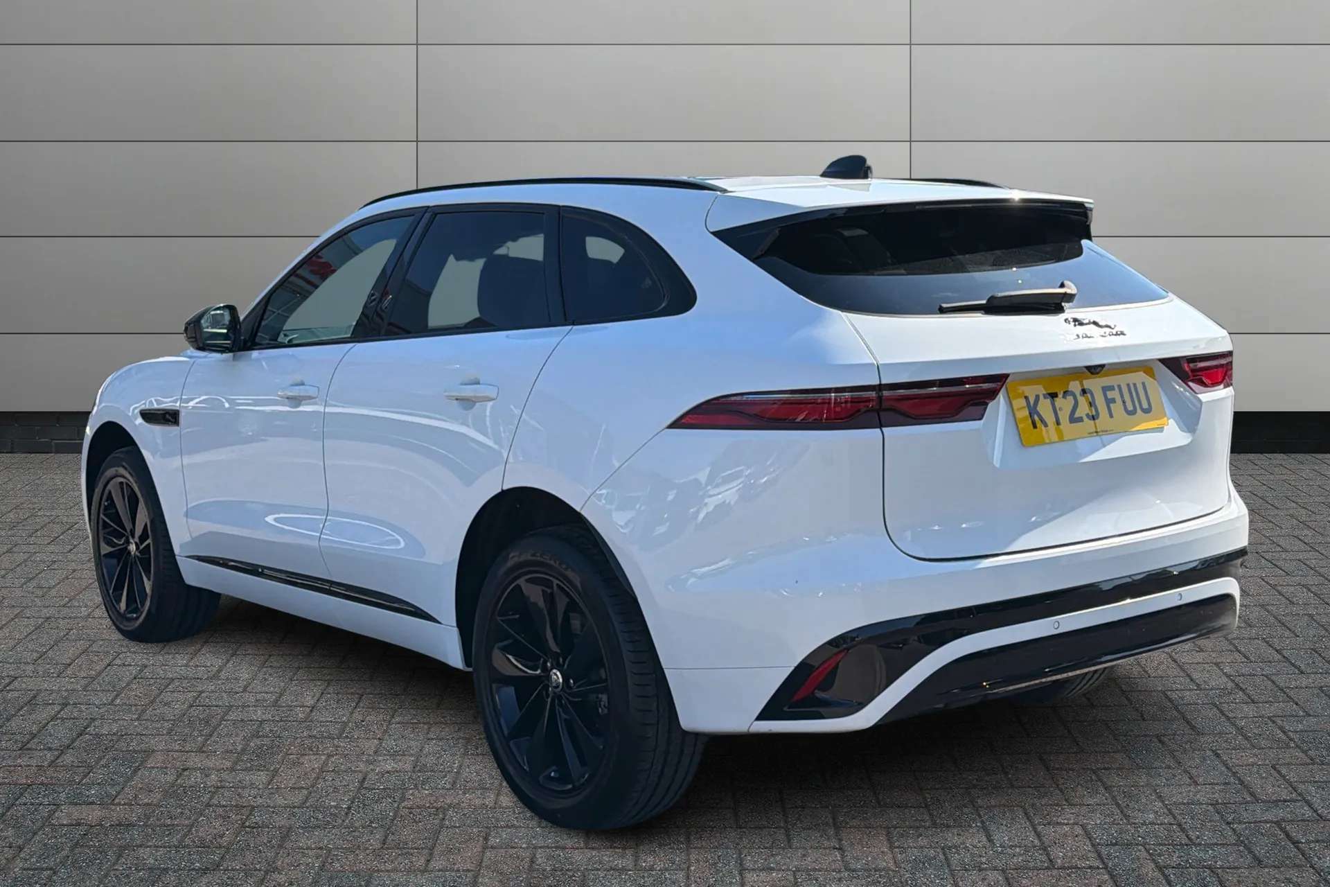 A 2023 JAGUAR F-PACE 2.0 D200 R-Dynamic SE Black 5dr Auto AWD A 2023 JAGUAR F-PACE 2.0 D200 R-Dynamic SE Black 5dr Auto AWD