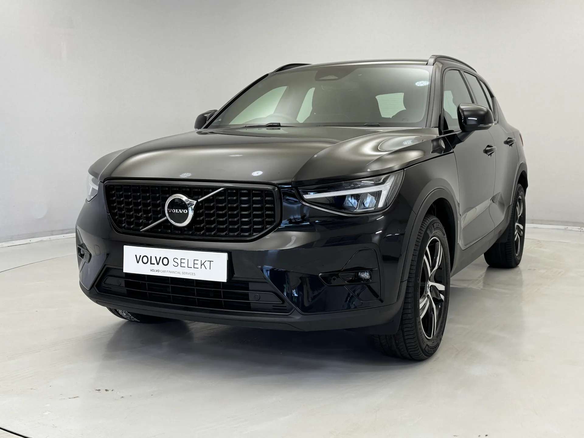 A 2023 VOLVO XC40 2.0 B4P Plus Dark 5dr AWD Auto A 2023 VOLVO XC40 2.0 B4P Plus Dark 5dr AWD Auto