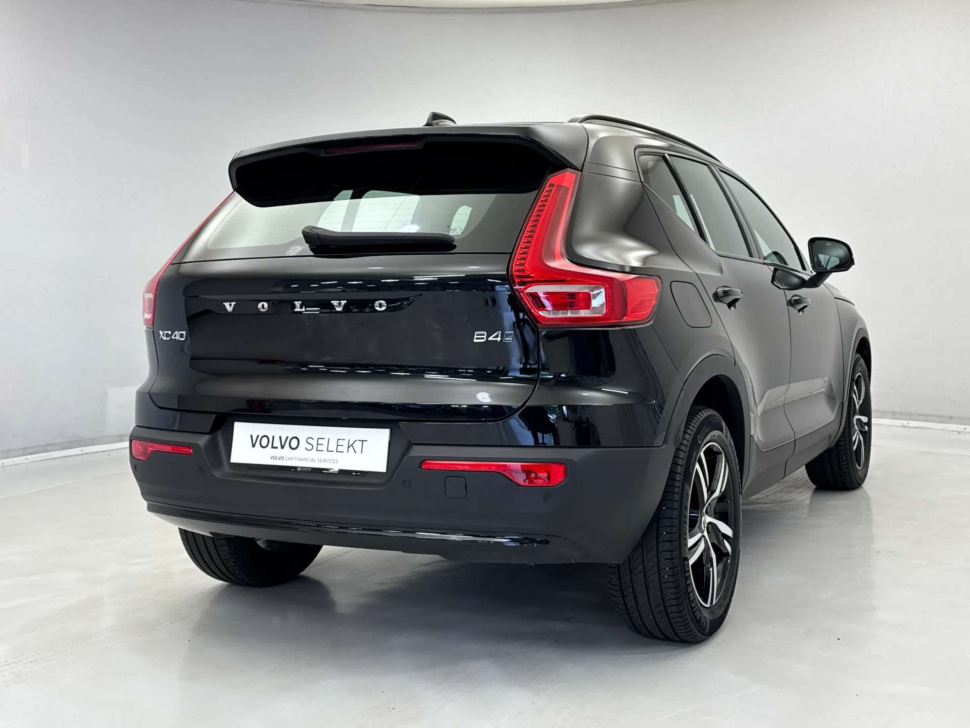 2023 VOLVO XC40 2023 VOLVO XC40