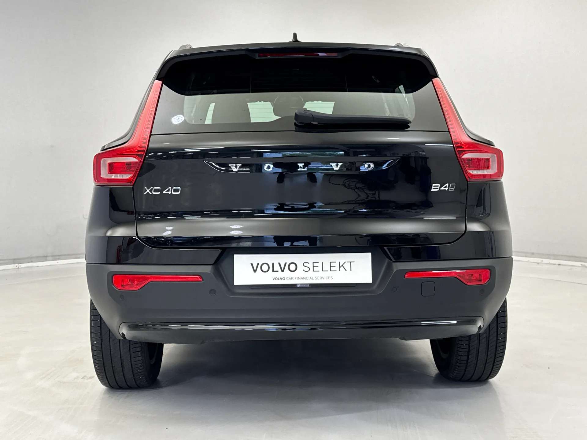 2023 VOLVO XC40 2023 VOLVO XC40