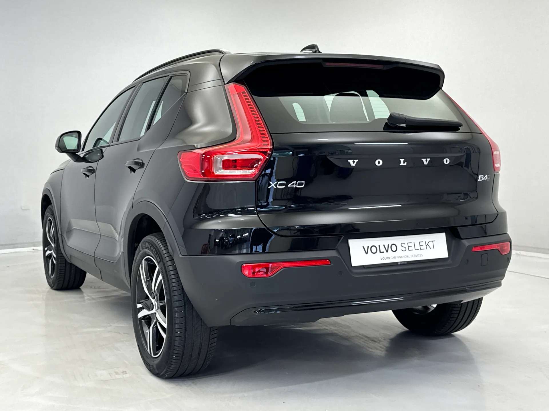 2023 VOLVO XC40 2023 VOLVO XC40