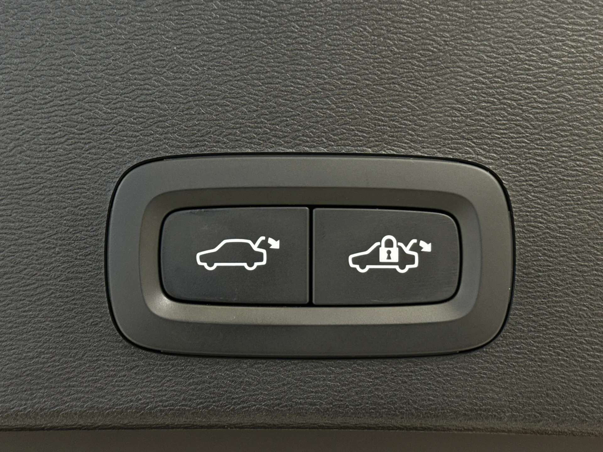 2023 VOLVO XC40 2023 VOLVO XC40