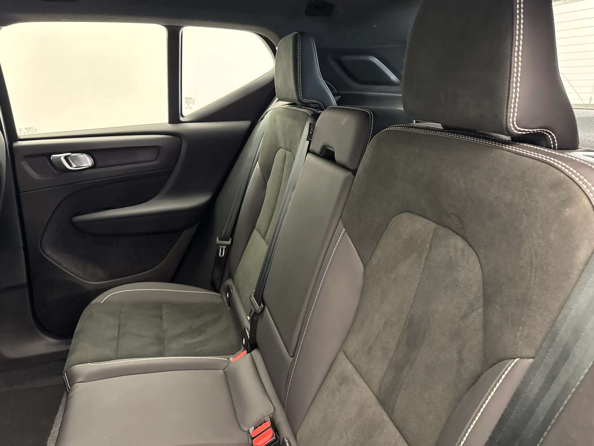 2023 VOLVO XC40 2023 VOLVO XC40