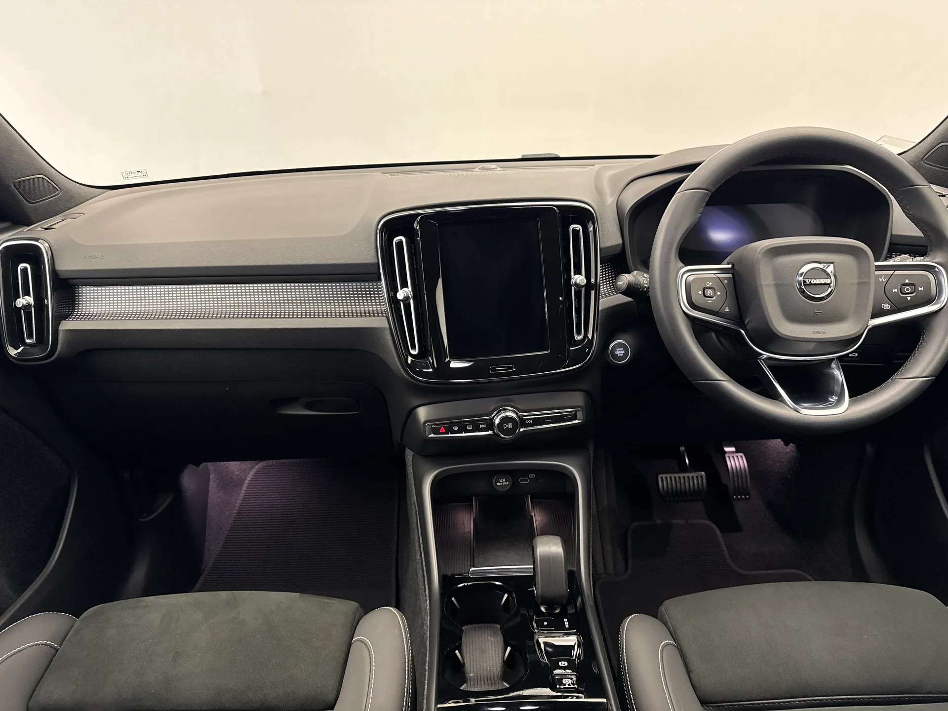 2023 VOLVO XC40 2023 VOLVO XC40