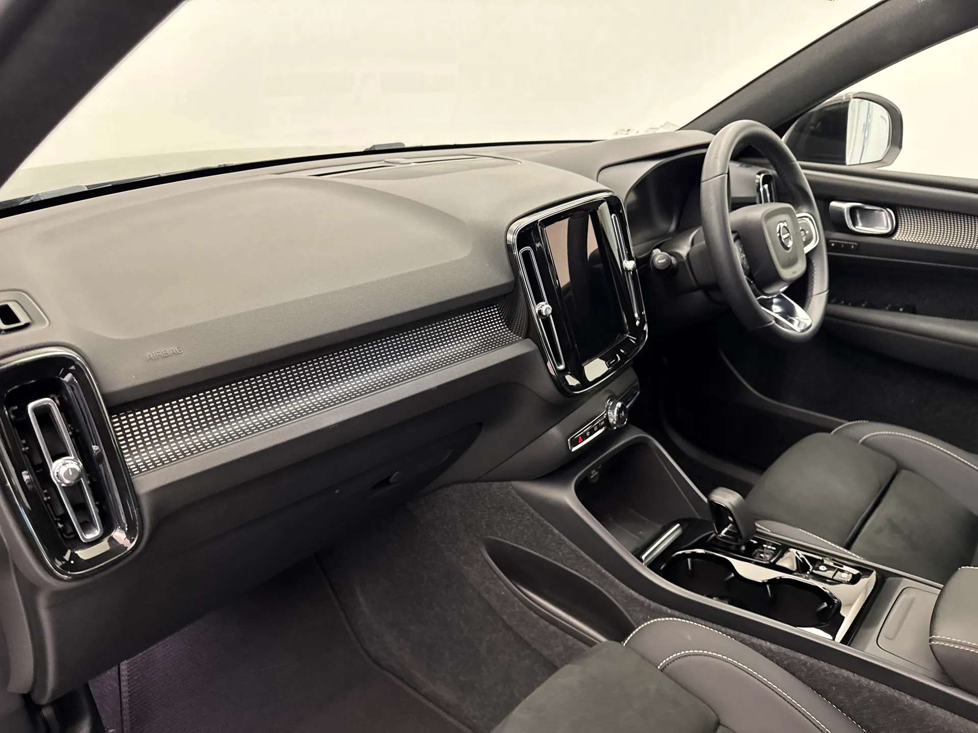 2023 VOLVO XC40 2023 VOLVO XC40