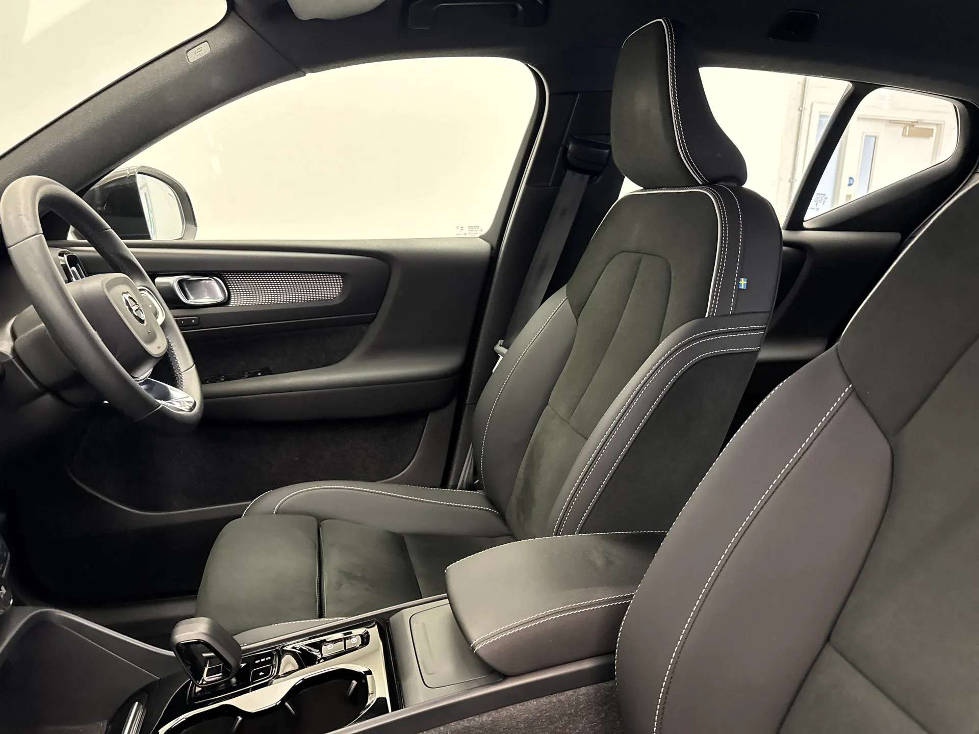 2023 VOLVO XC40 2023 VOLVO XC40