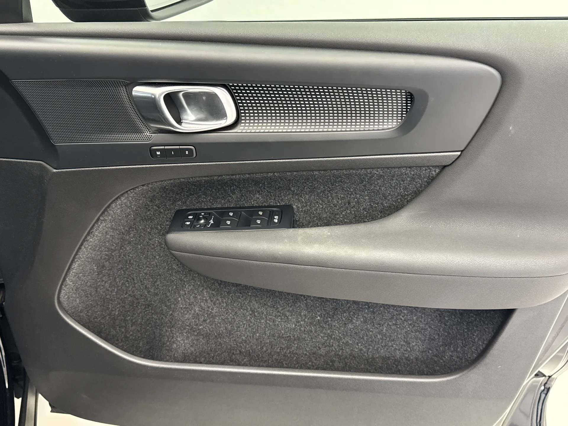 2023 VOLVO XC40 2023 VOLVO XC40