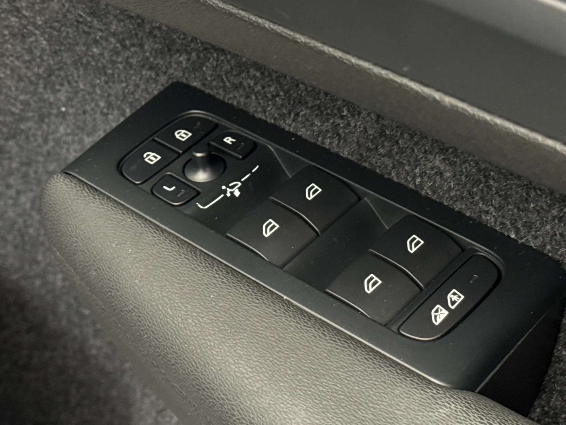 2023 VOLVO XC40 2023 VOLVO XC40
