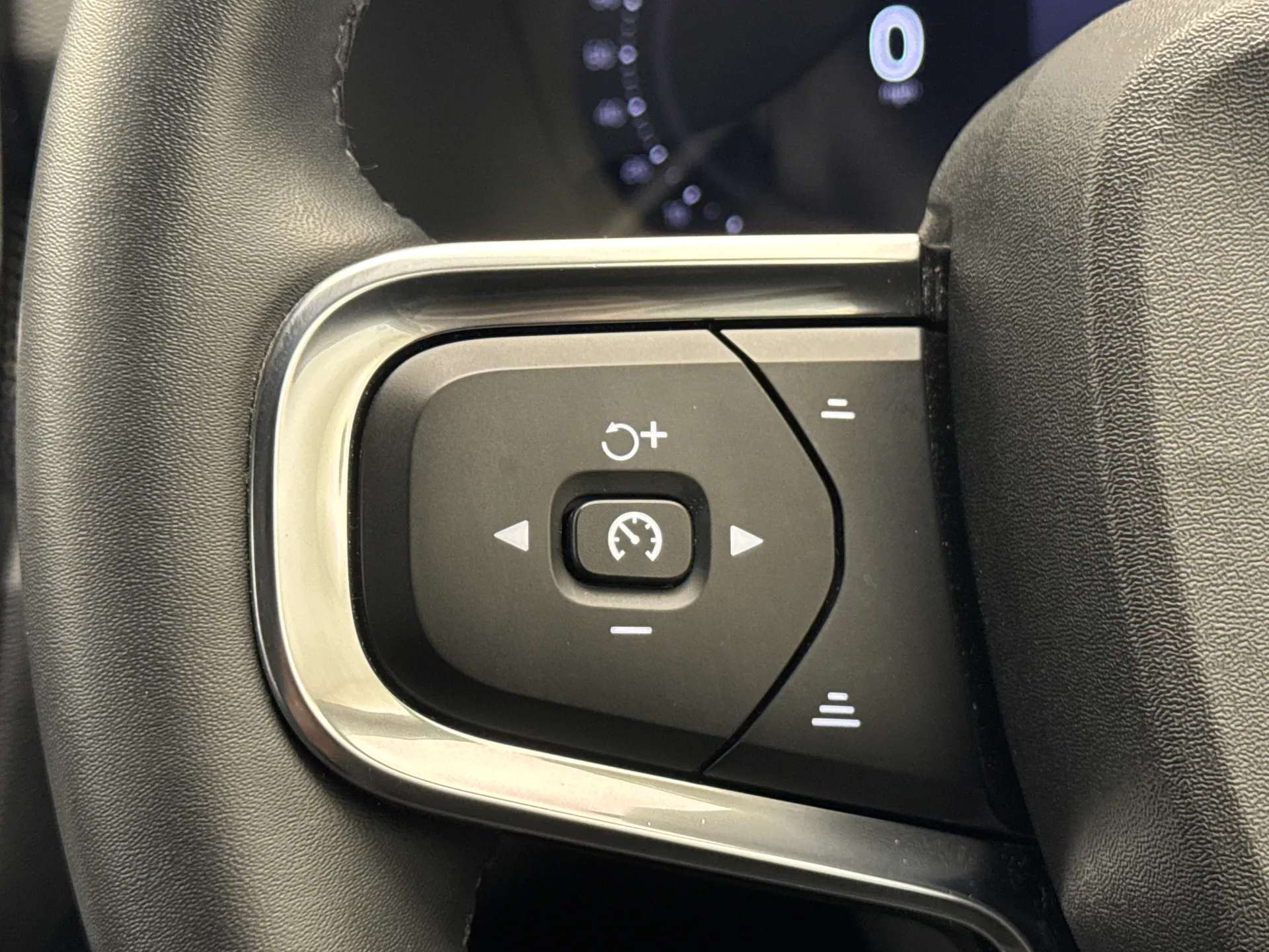 2023 VOLVO XC40 2023 VOLVO XC40
