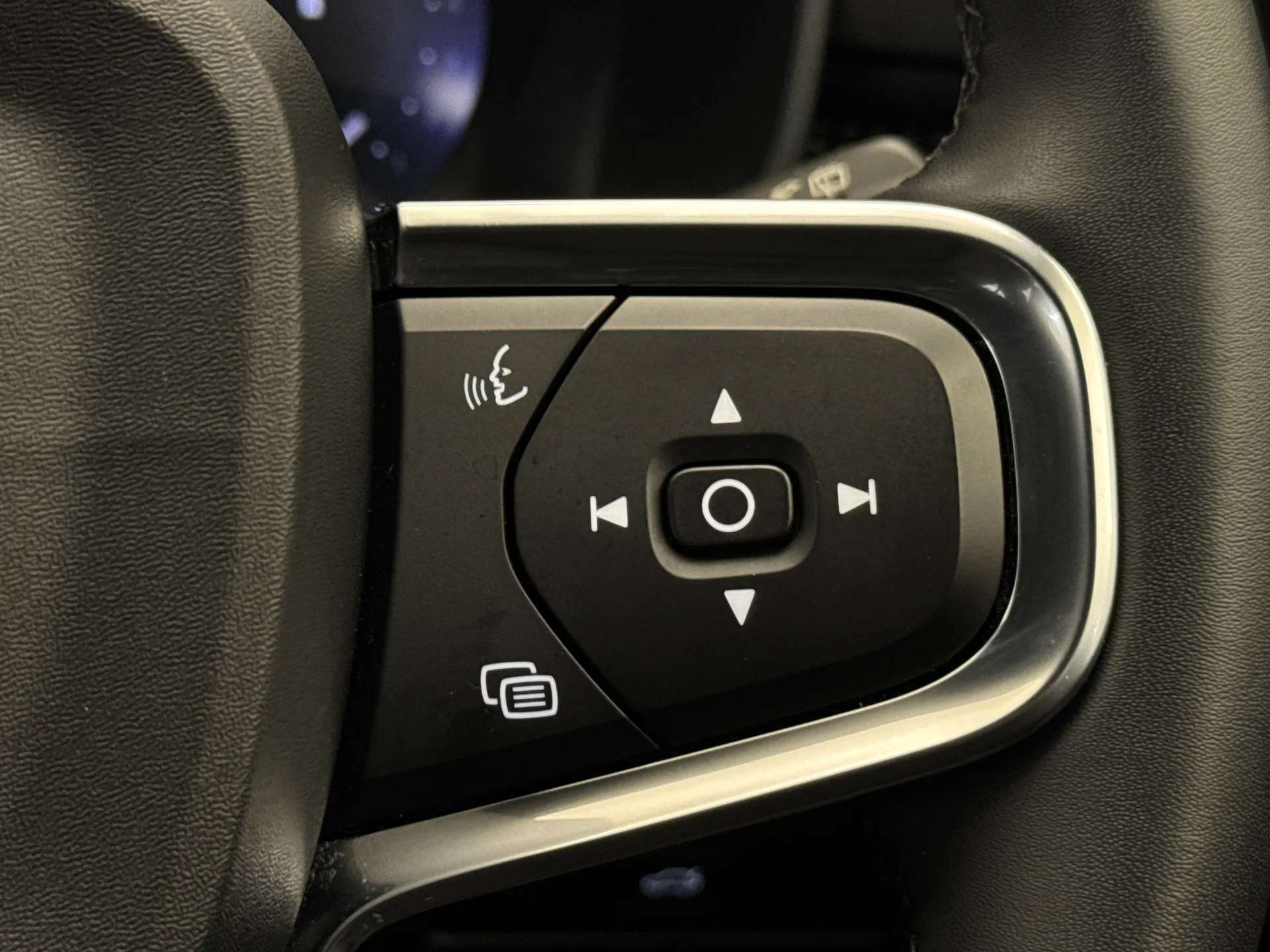 2023 VOLVO XC40 2023 VOLVO XC40