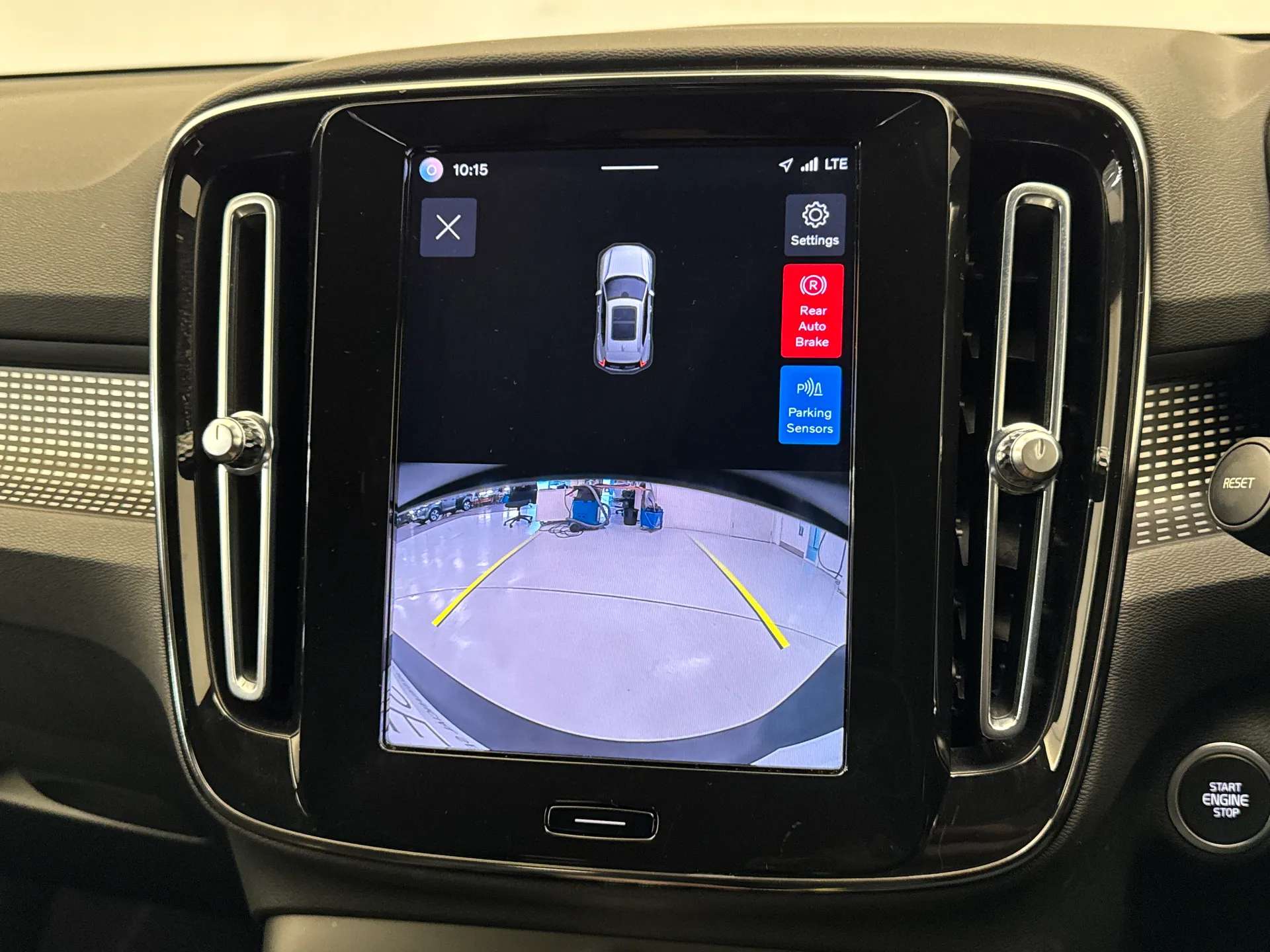 2023 VOLVO XC40 2023 VOLVO XC40