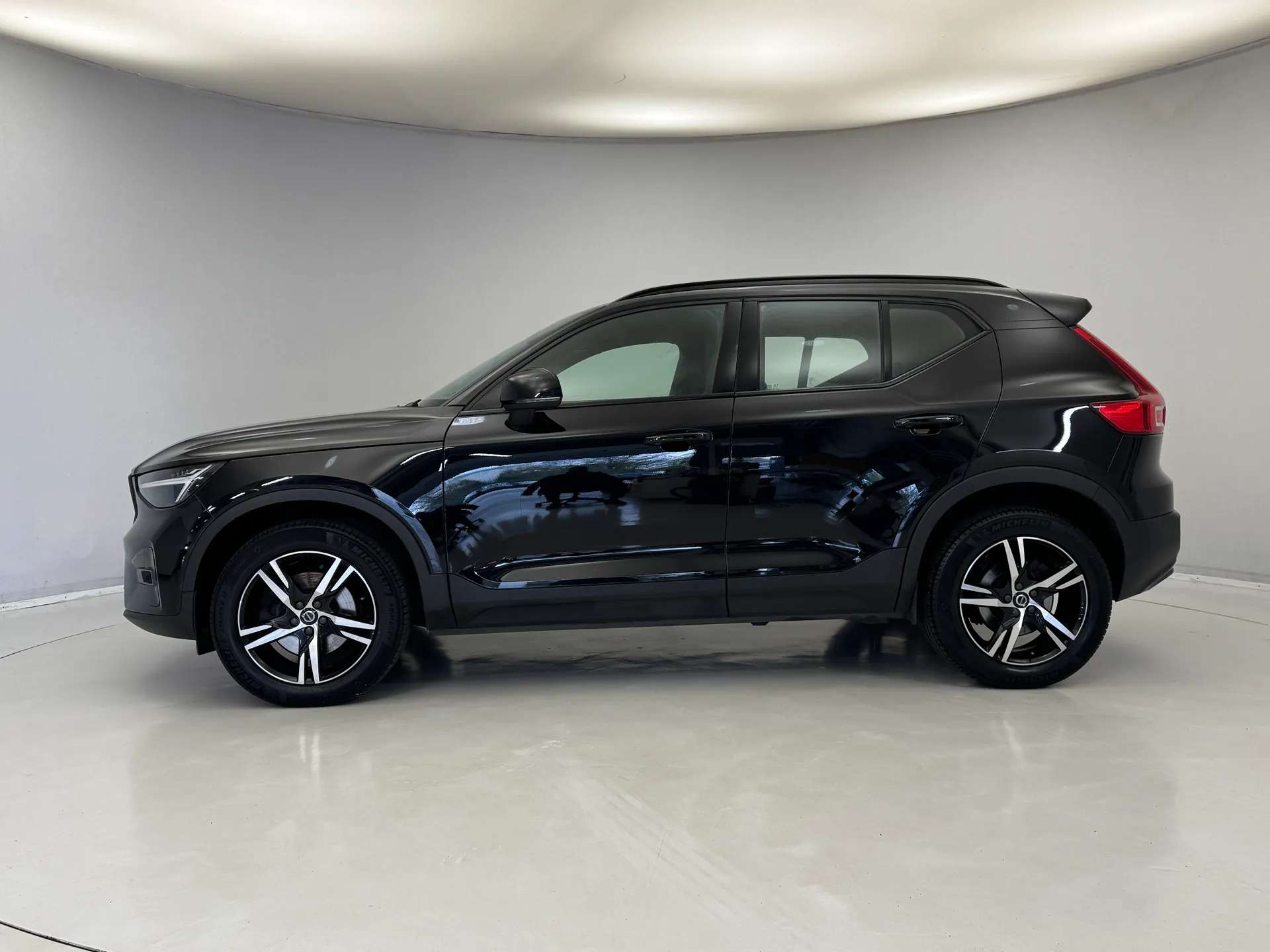 A 2022 VOLVO XC40 2.0 B4P Plus Dark 5dr AWD Auto A 2022 VOLVO XC40 2.0 B4P Plus Dark 5dr AWD Auto