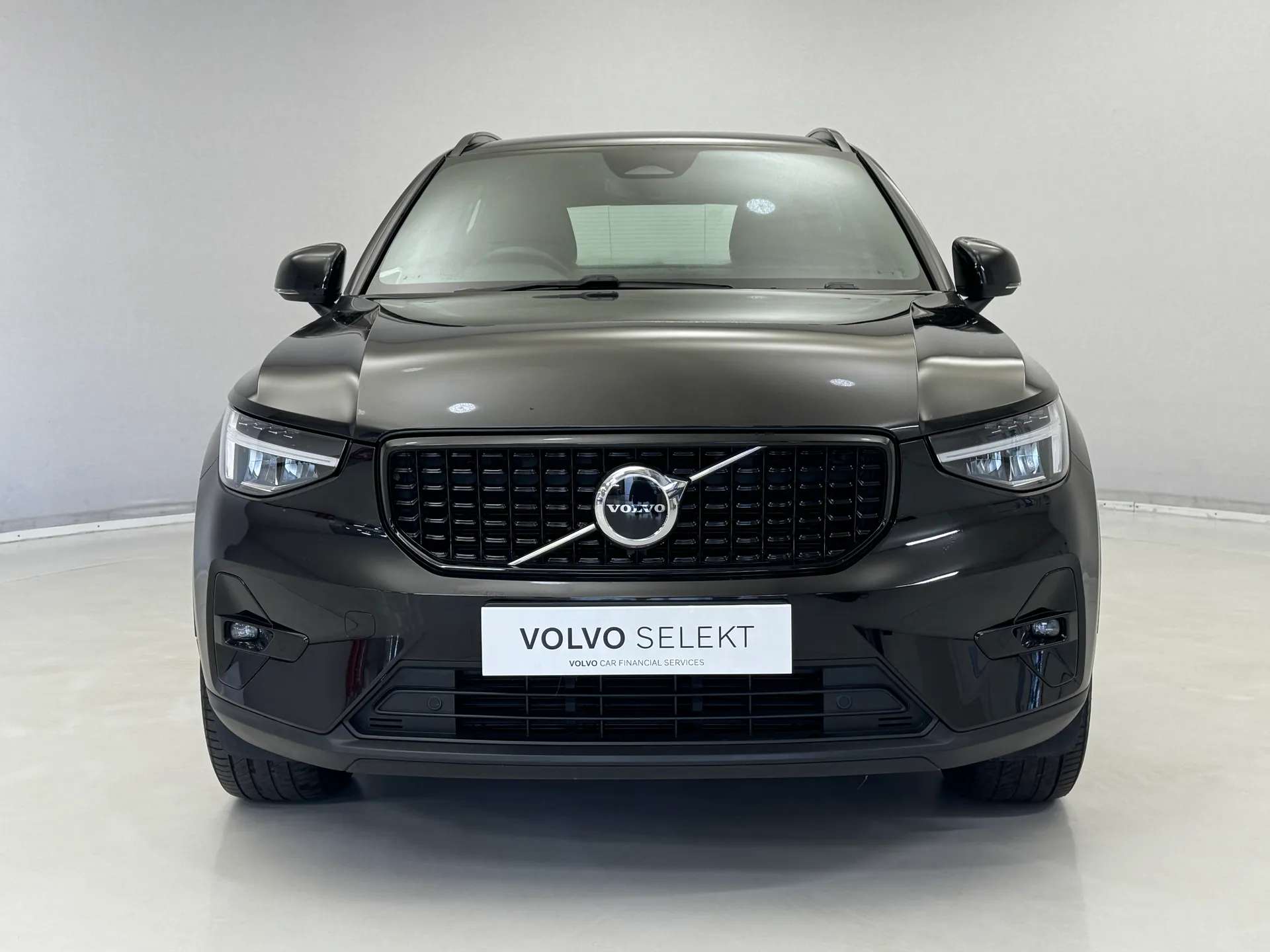 A 2022 VOLVO XC40 2.0 B4P Plus Dark 5dr AWD Auto A 2022 VOLVO XC40 2.0 B4P Plus Dark 5dr AWD Auto