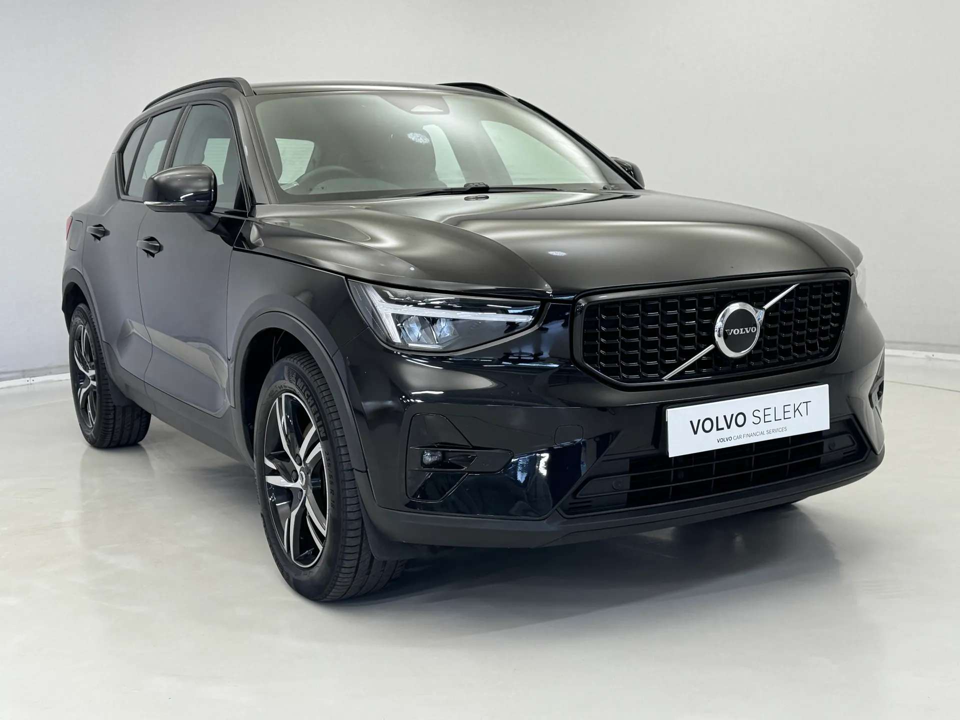 A 2022 VOLVO XC40 2.0 B4P Plus Dark 5dr AWD Auto A 2022 VOLVO XC40 2.0 B4P Plus Dark 5dr AWD Auto
