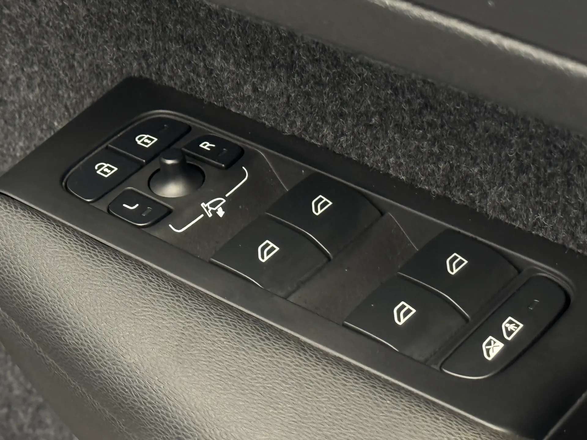 2022 VOLVO XC40 2022 VOLVO XC40
