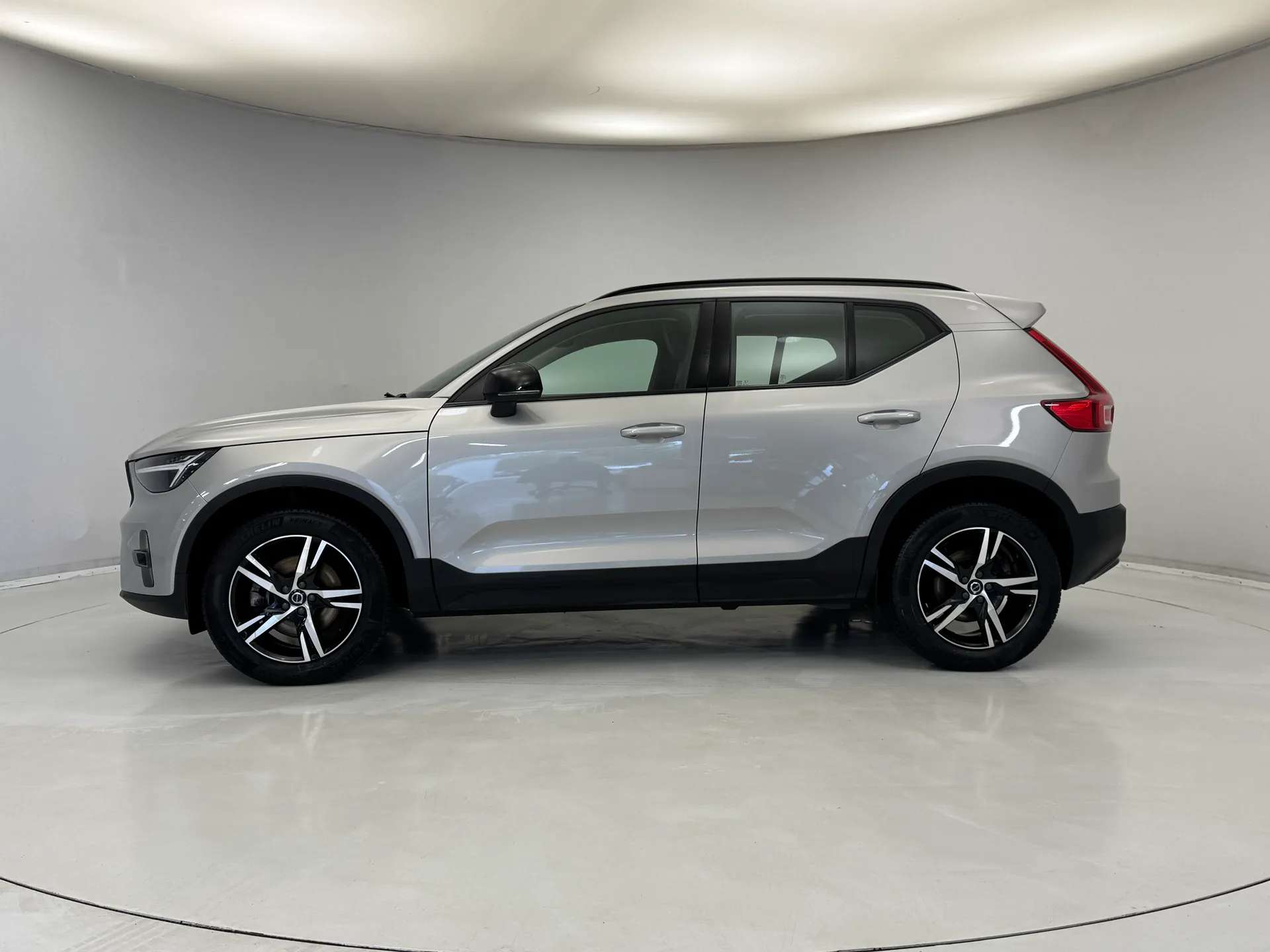 A 2022 VOLVO XC40 2.0 B4P Plus Dark 5dr AWD Auto A 2022 VOLVO XC40 2.0 B4P Plus Dark 5dr AWD Auto