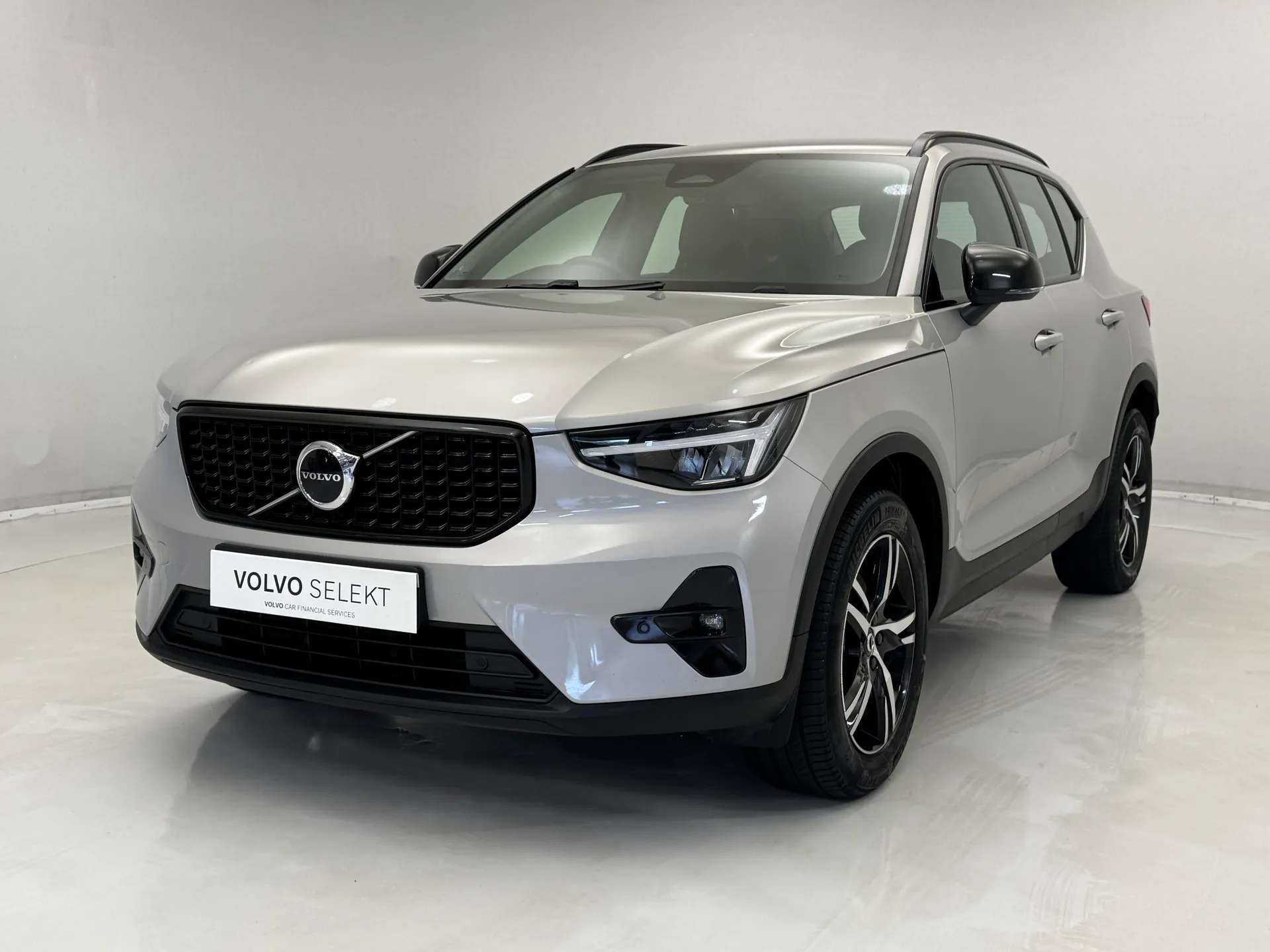 A 2022 VOLVO XC40 2.0 B4P Plus Dark 5dr AWD Auto A 2022 VOLVO XC40 2.0 B4P Plus Dark 5dr AWD Auto