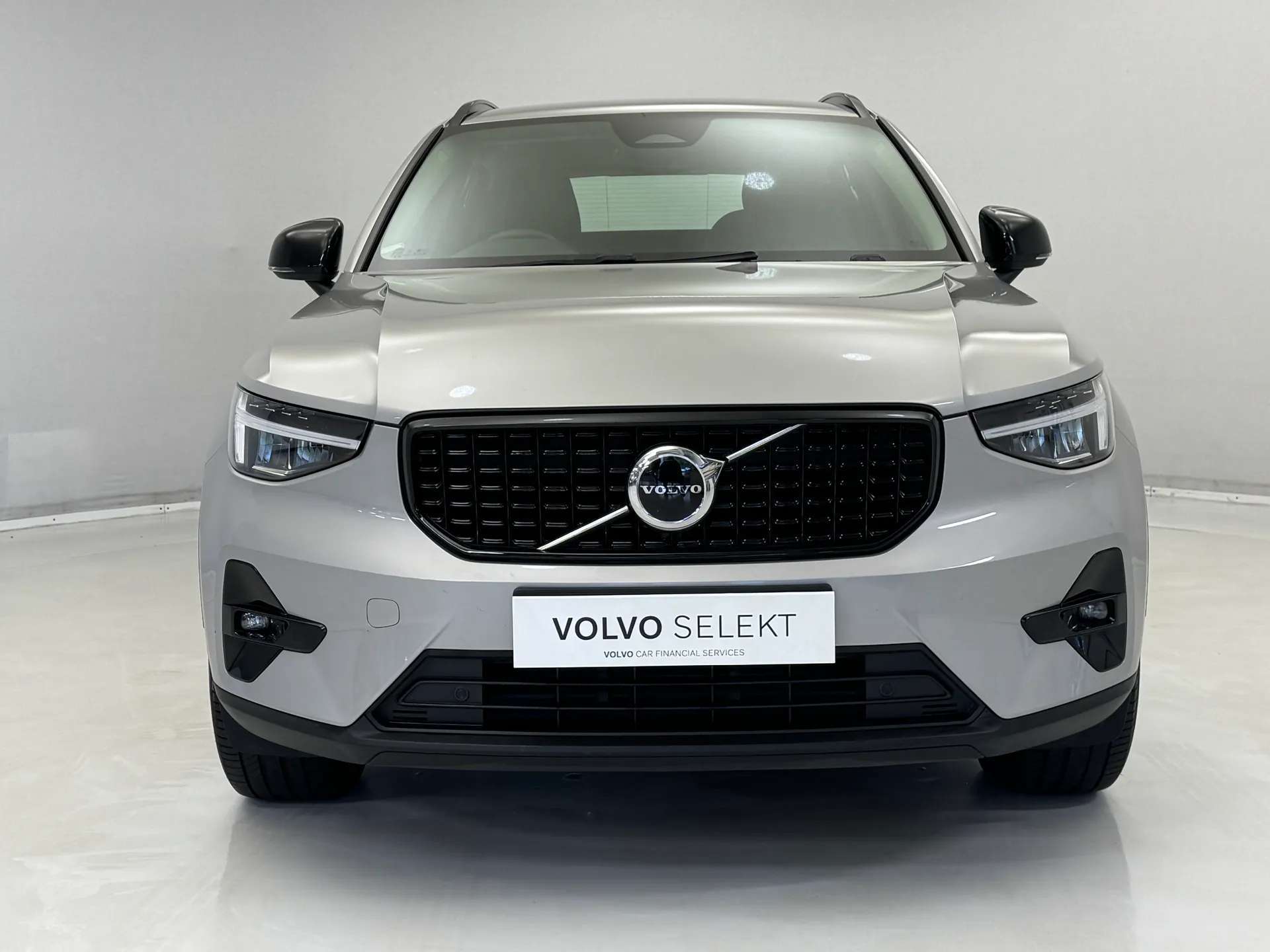 A 2022 VOLVO XC40 2.0 B4P Plus Dark 5dr AWD Auto A 2022 VOLVO XC40 2.0 B4P Plus Dark 5dr AWD Auto