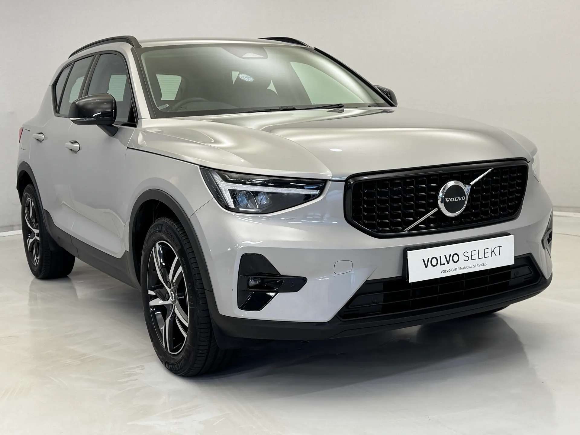 A 2022 VOLVO XC40 2.0 B4P Plus Dark 5dr AWD Auto A 2022 VOLVO XC40 2.0 B4P Plus Dark 5dr AWD Auto