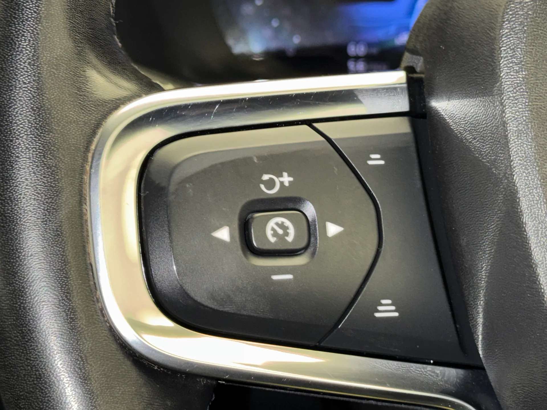 2022 VOLVO XC40 2022 VOLVO XC40