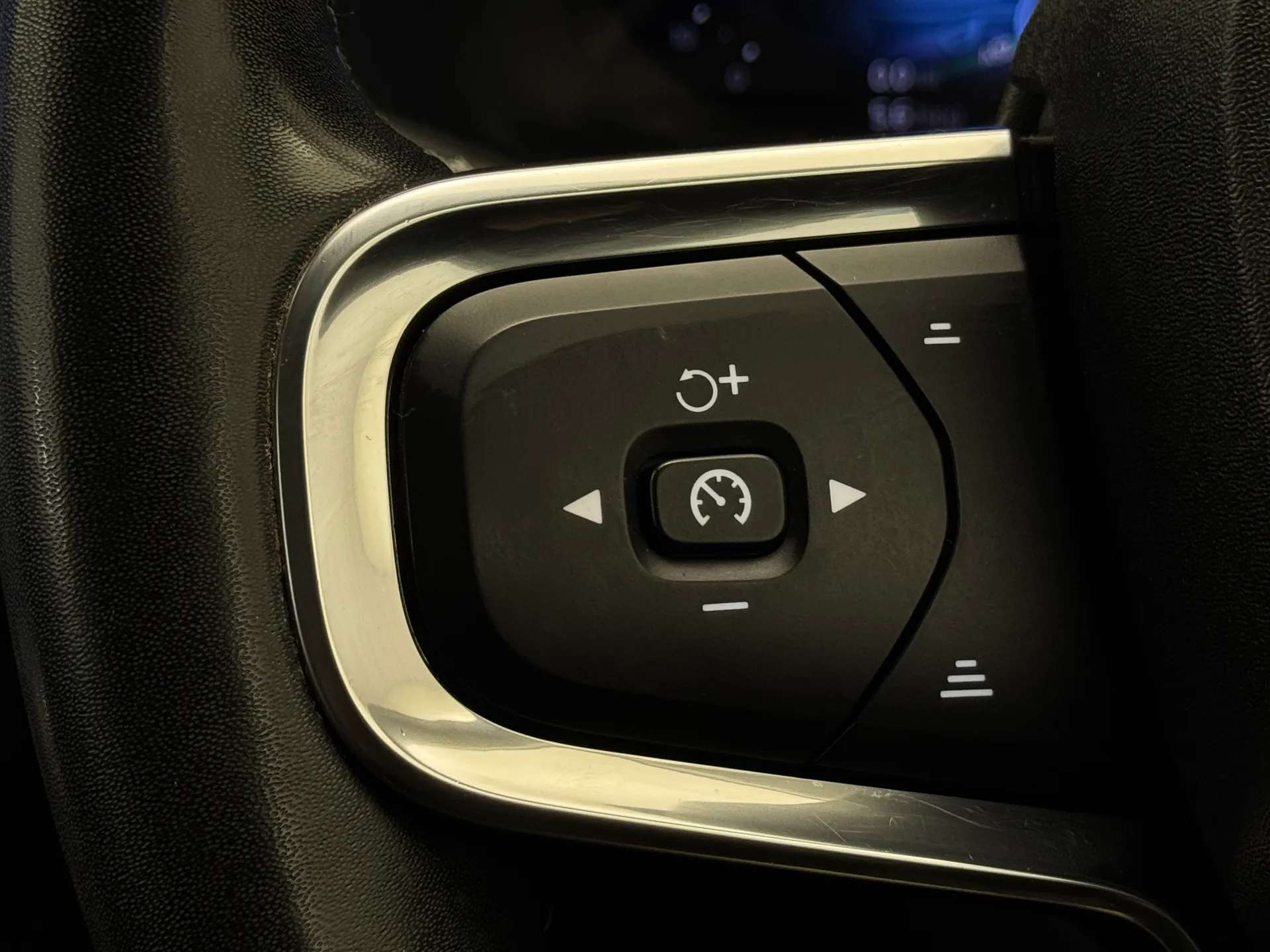 2022 VOLVO XC40 2022 VOLVO XC40