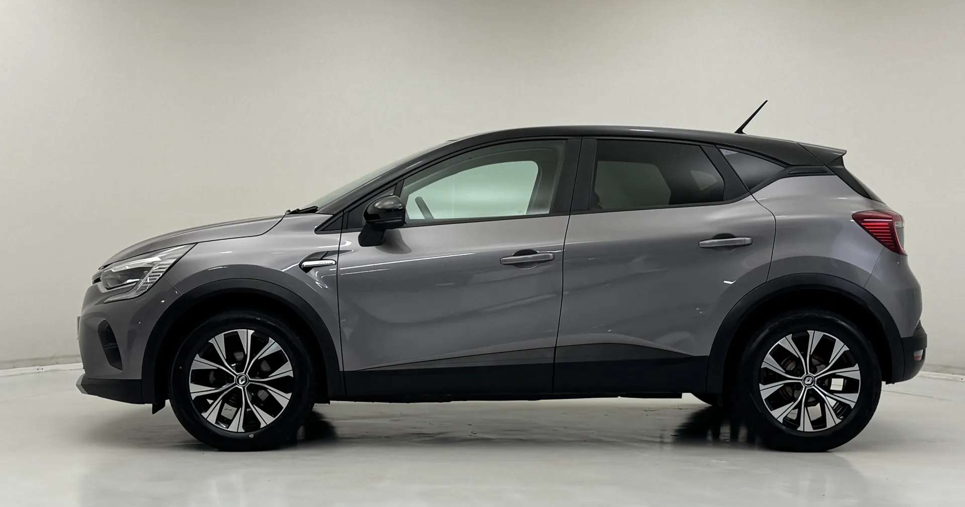 A 2021 RENAULT CAPTUR 1.0 TCE 90 SE Limited 5dr A 2021 RENAULT CAPTUR 1.0 TCE 90 SE Limited 5dr