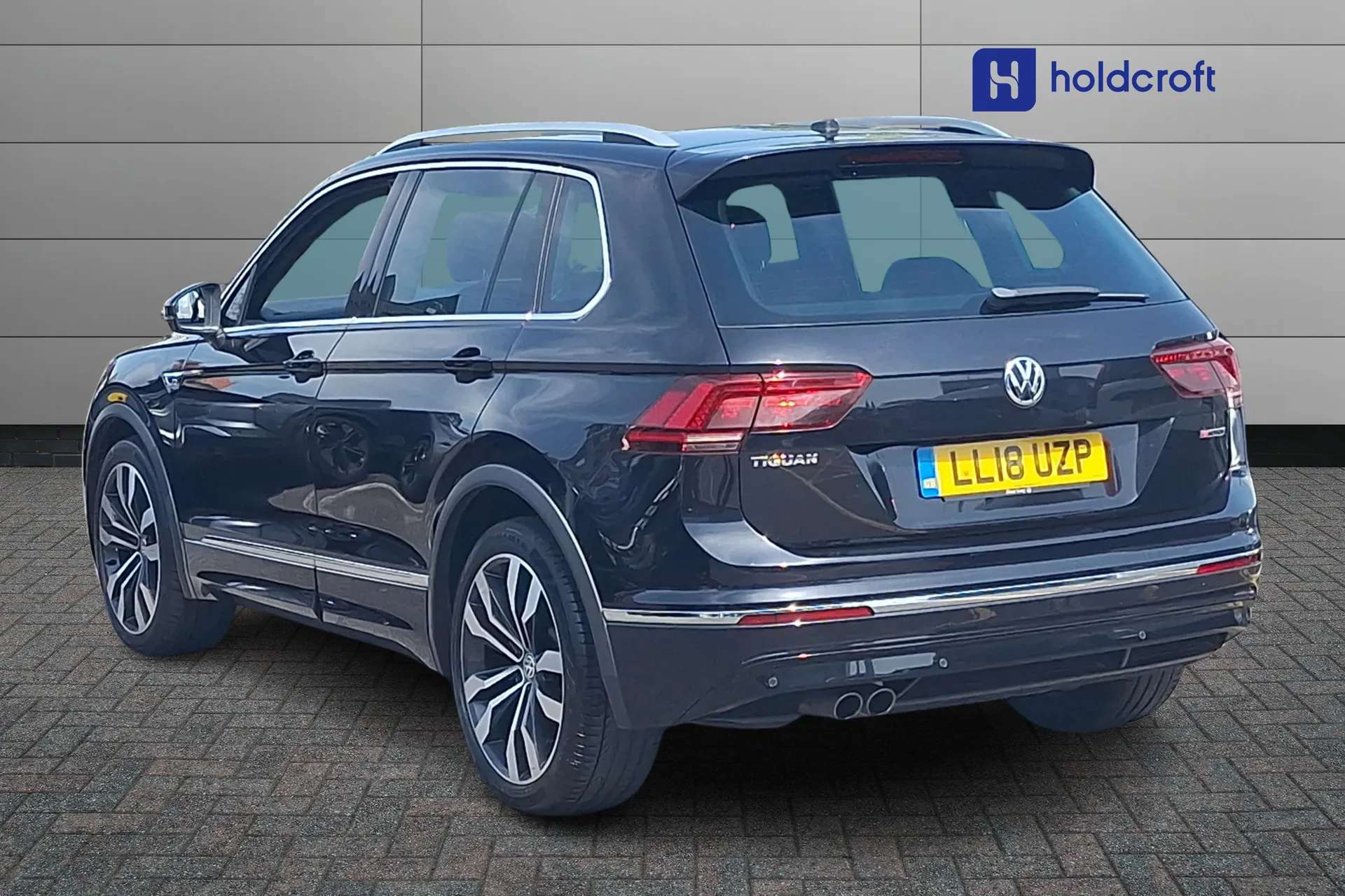 A 2018 VOLKSWAGEN TIGUAN 2.0 TSi 180 4Motion R-Line 5dr DSG A 2018 VOLKSWAGEN TIGUAN 2.0 TSi 180 4Motion R-Line 5dr DSG