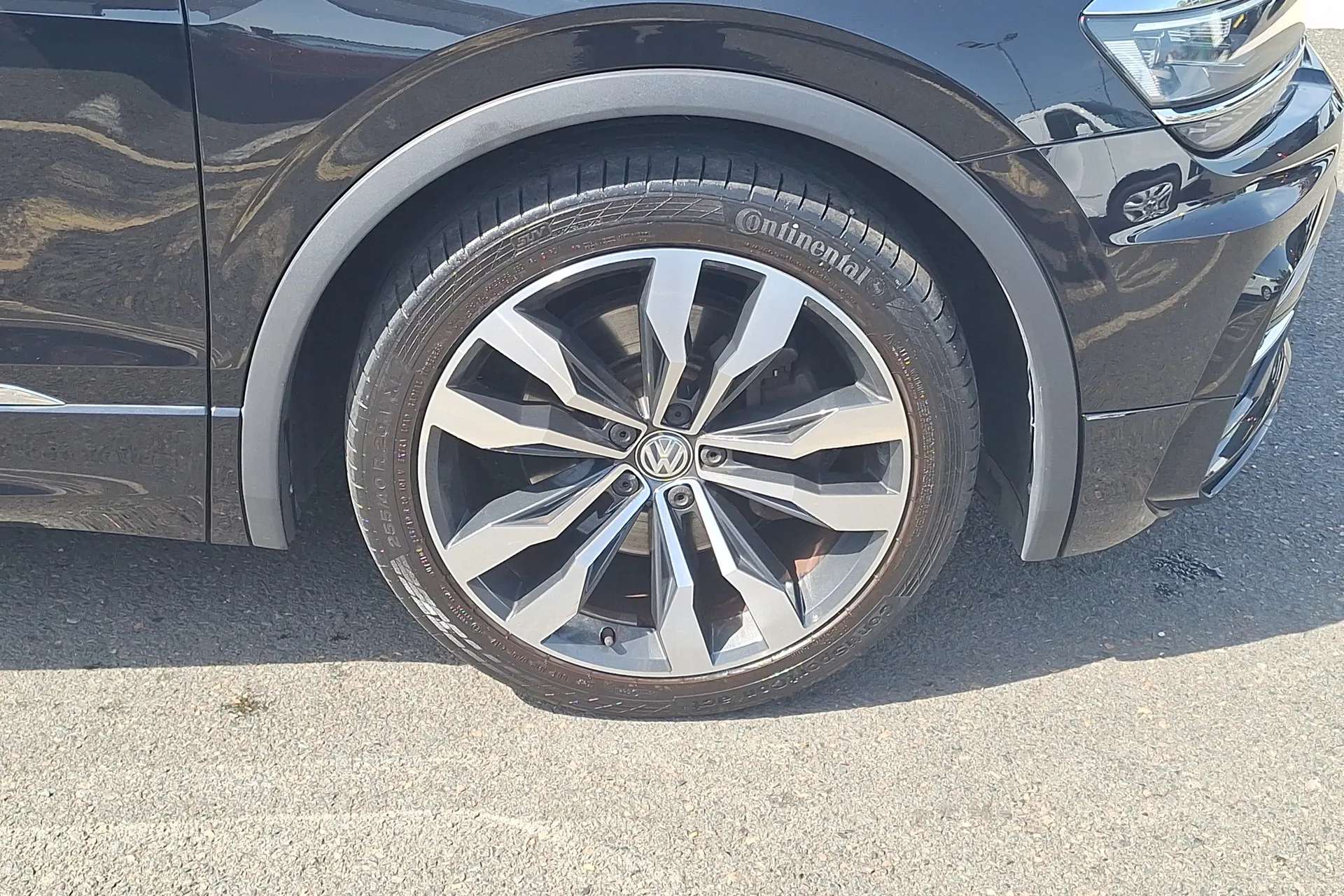 A 2018 VOLKSWAGEN TIGUAN 2.0 TSi 180 4Motion R-Line 5dr DSG A 2018 VOLKSWAGEN TIGUAN 2.0 TSi 180 4Motion R-Line 5dr DSG