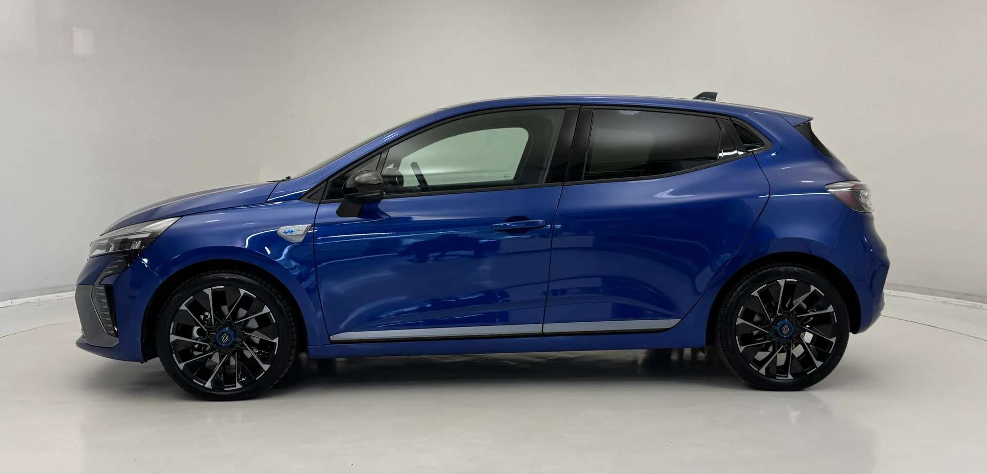 A 2025 RENAULT CLIO 1.6 E-TECH full hybrid 145 Esprit Alpine 5dr Auto A 2025 RENAULT CLIO 1.6 E-TECH full hybrid 145 Esprit Alpine 5dr Auto