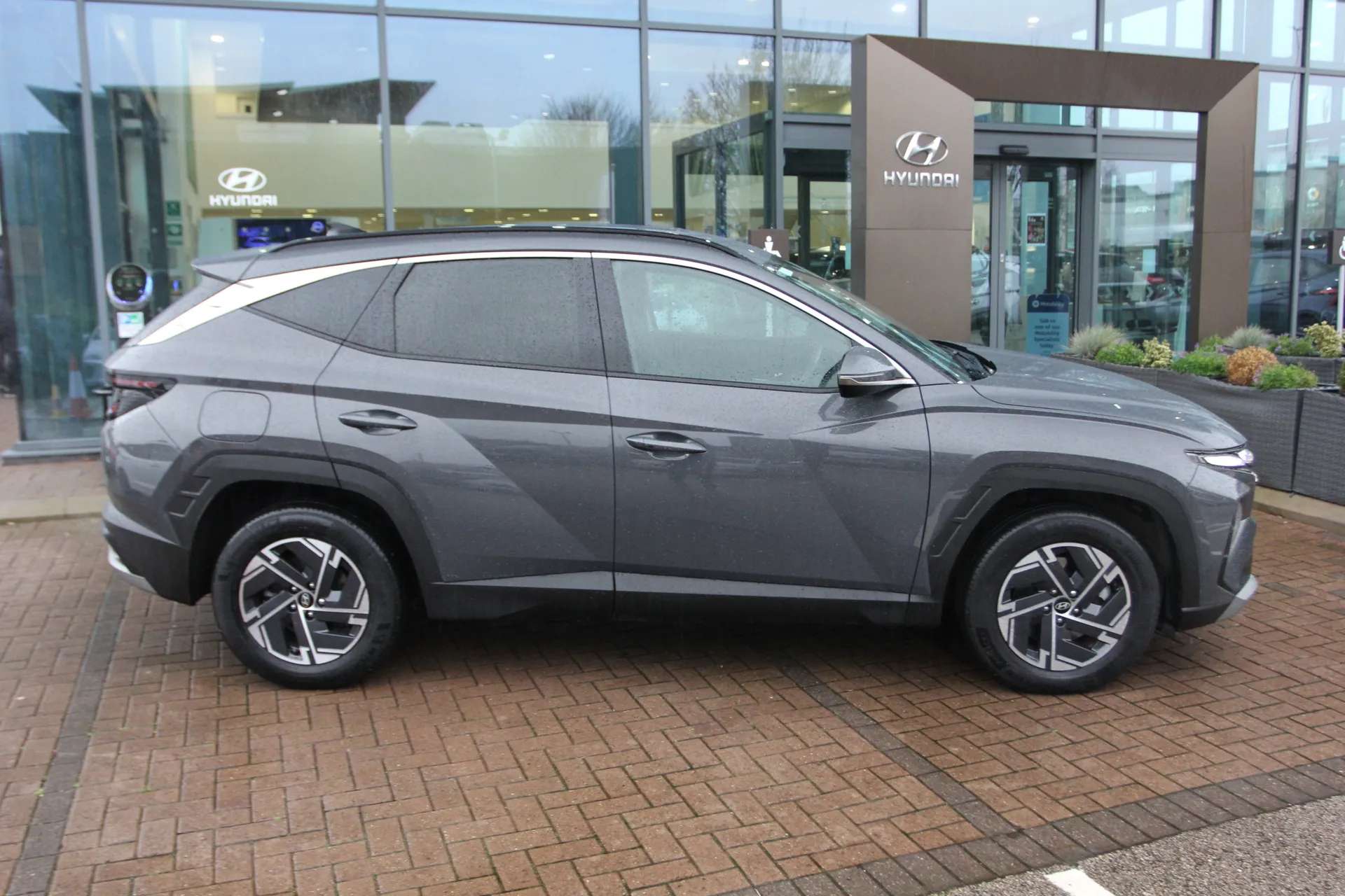 A 2024 HYUNDAI TUCSON 1.6T Plug-in Hybrid Premium 5dr 4WD Auto A 2024 HYUNDAI TUCSON 1.6T Plug-in Hybrid Premium 5dr 4WD Auto