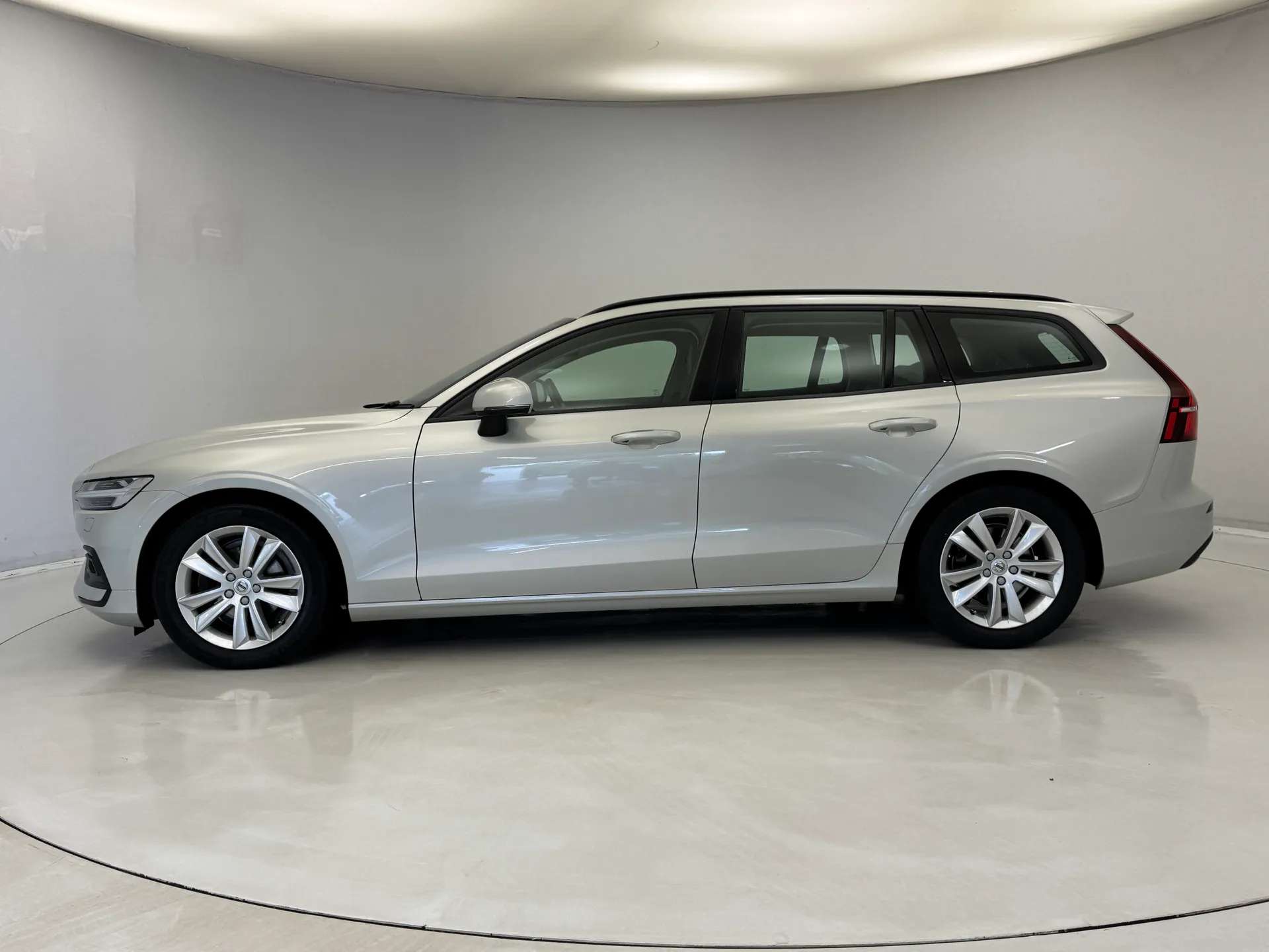A 2018 VOLVO V60 2.0 D3 Momentum Pro 5dr Auto A 2018 VOLVO V60 2.0 D3 Momentum Pro 5dr Auto