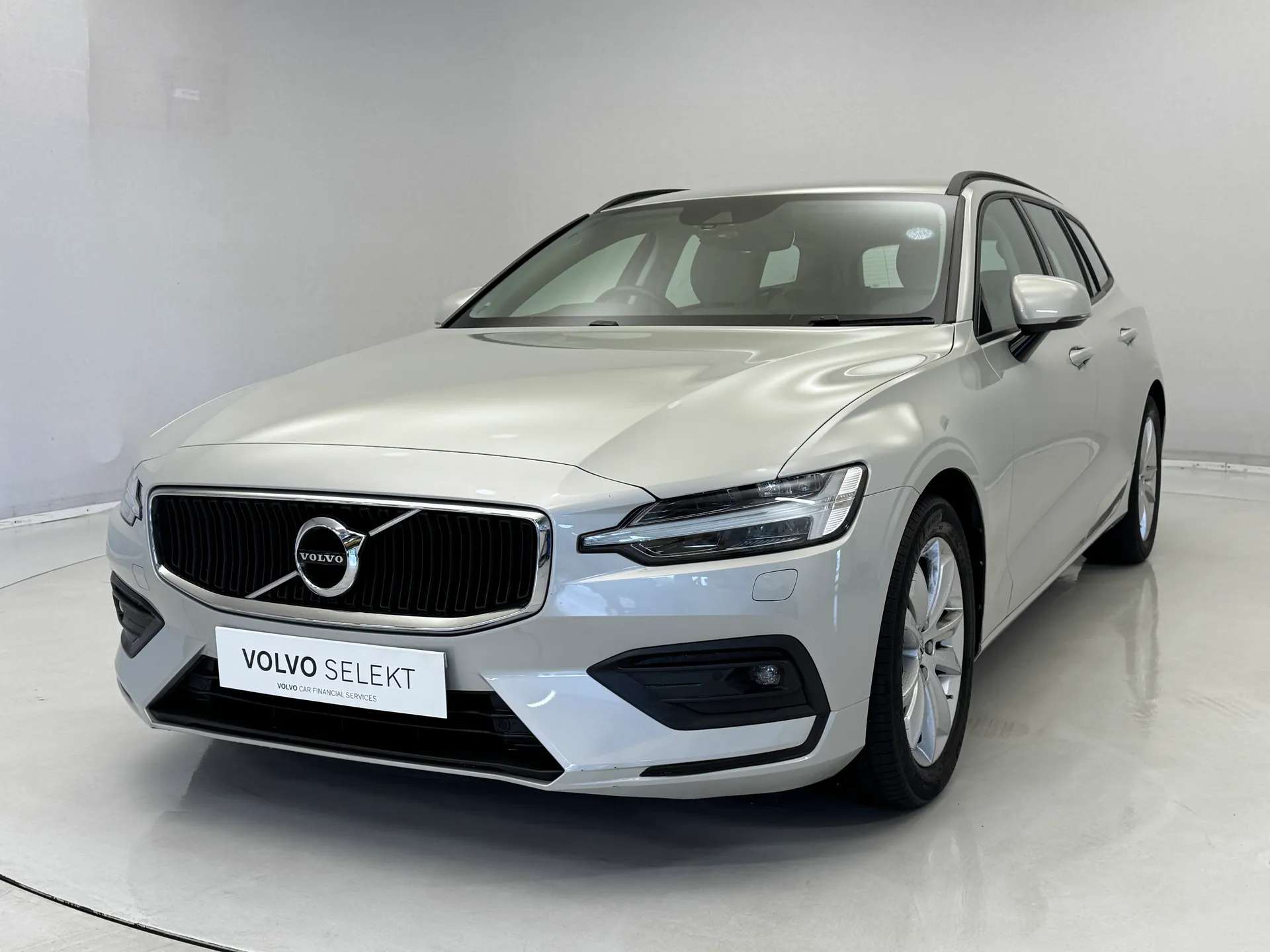 A 2018 VOLVO V60 2.0 D3 Momentum Pro 5dr Auto A 2018 VOLVO V60 2.0 D3 Momentum Pro 5dr Auto
