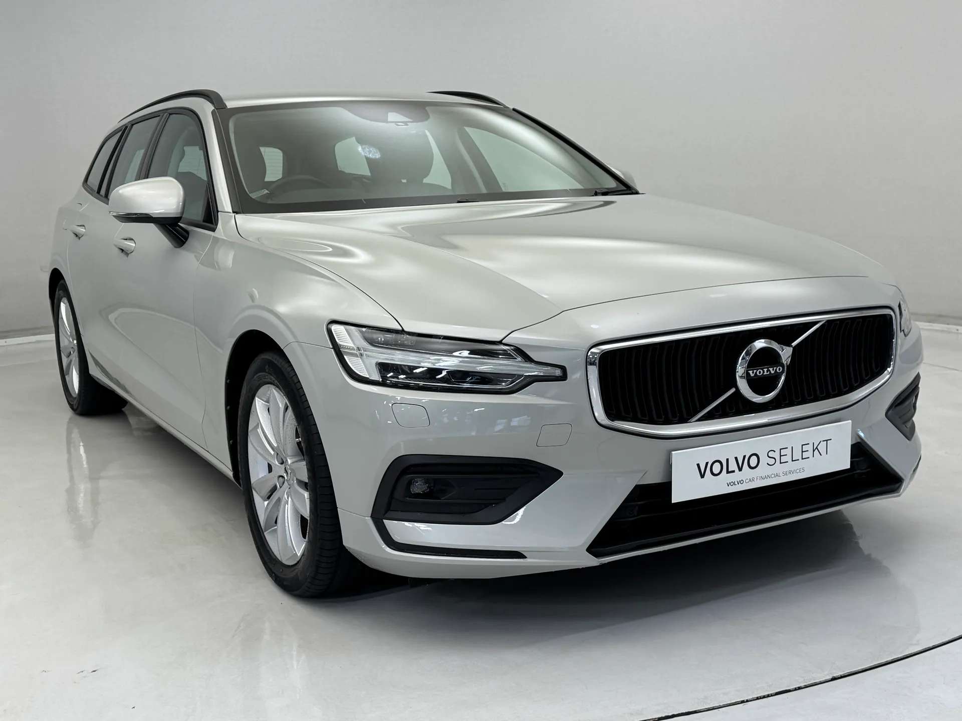 A 2018 VOLVO V60 2.0 D3 Momentum Pro 5dr Auto A 2018 VOLVO V60 2.0 D3 Momentum Pro 5dr Auto